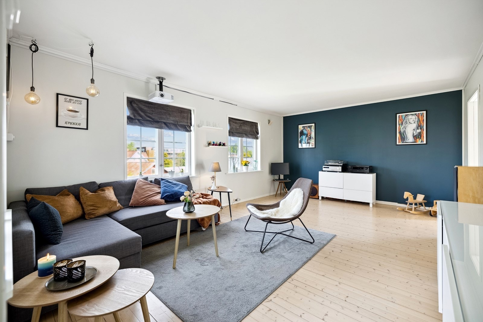 I dagligstuen er det god plass til sofagruppe, lenestoler og tv-/mediastasjon. Galleribilde