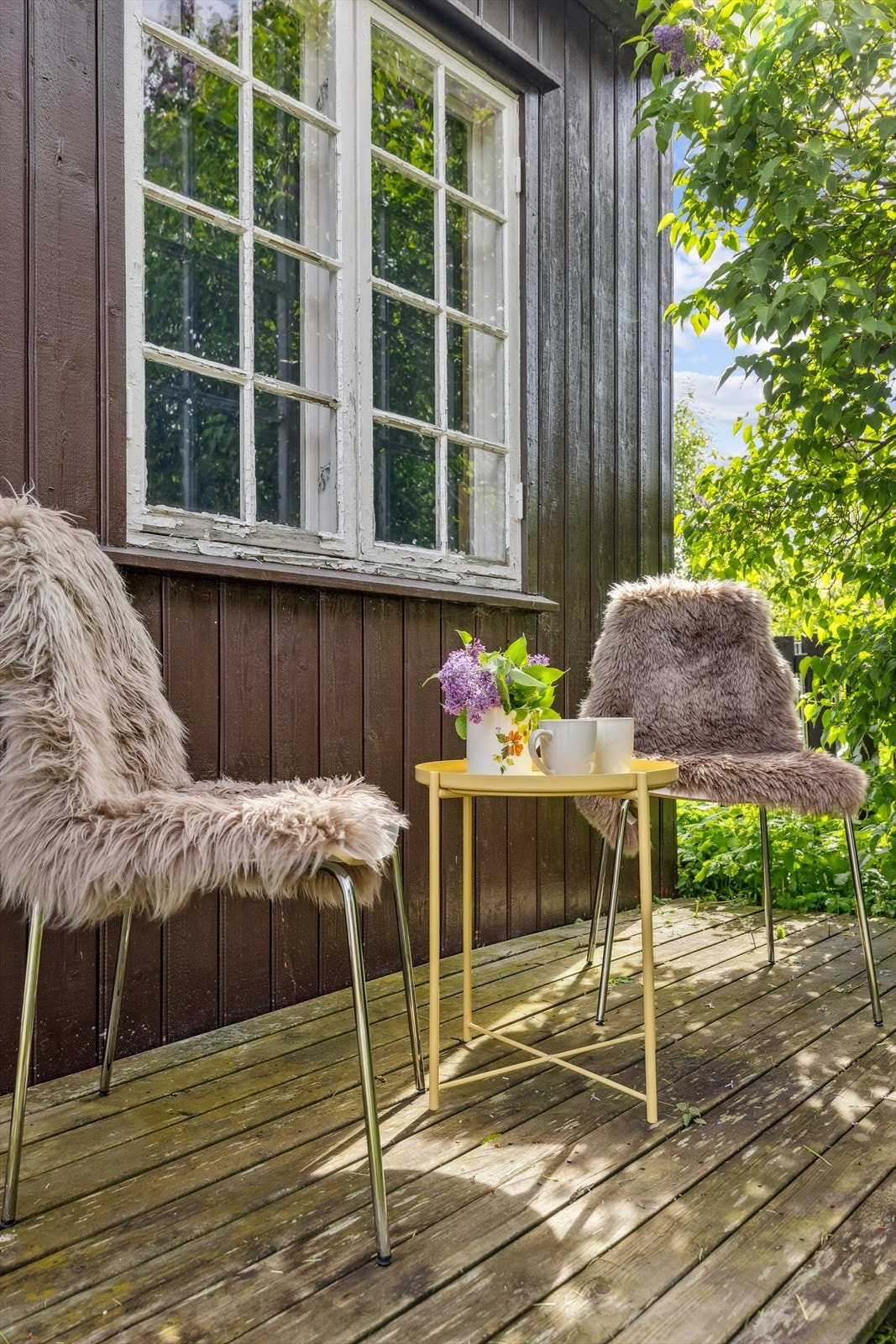 På markterrassen ved kjøkkenet kan en god kaffekopp nytes lunt og usjenert. Galleribilde