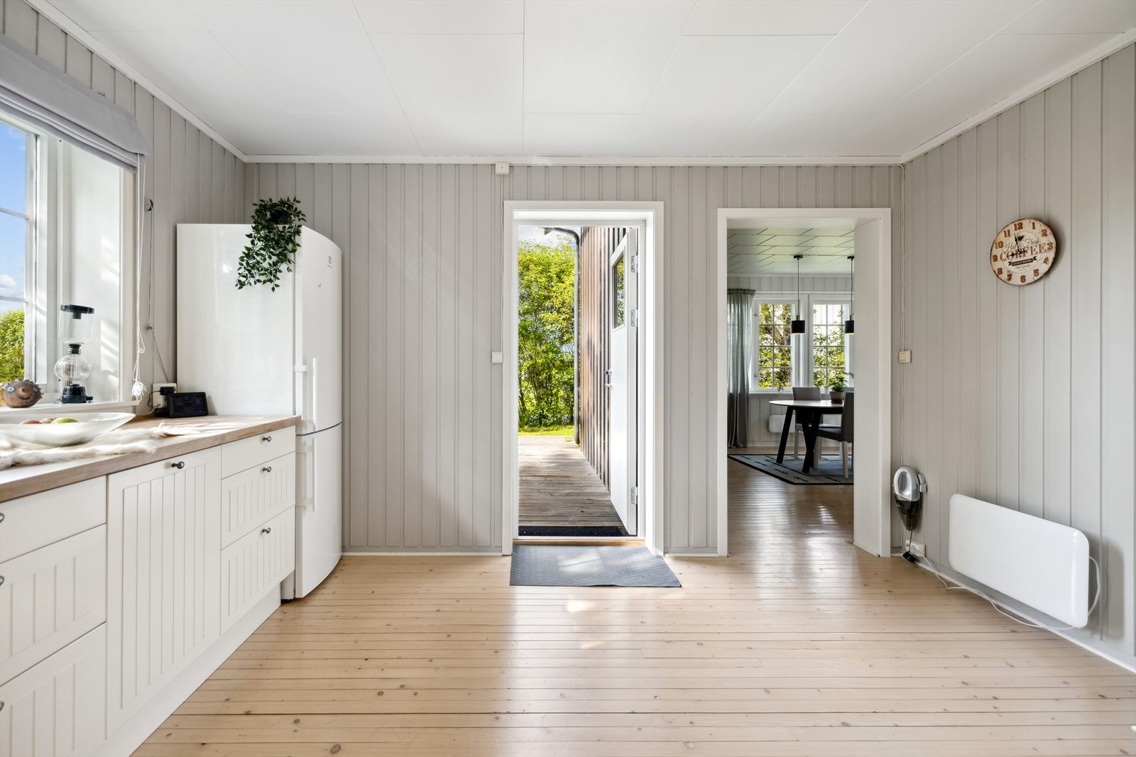 Nærheten mellom kjøkkenet og spisestuen gjør serveringen enkel. Galleribilde