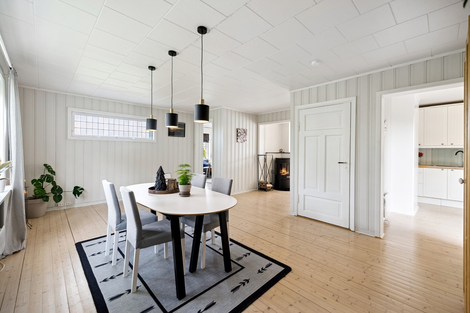 Oppholdsrommene i 1. etasje har gylne, originale heltregulv. Galleribilde