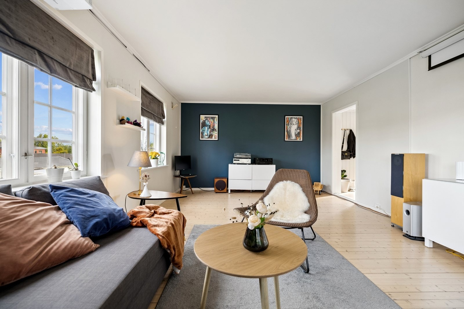 I dagligstuen er veggene malt i tidsmessige farger som står godt til det gylne gulvet. Galleribilde