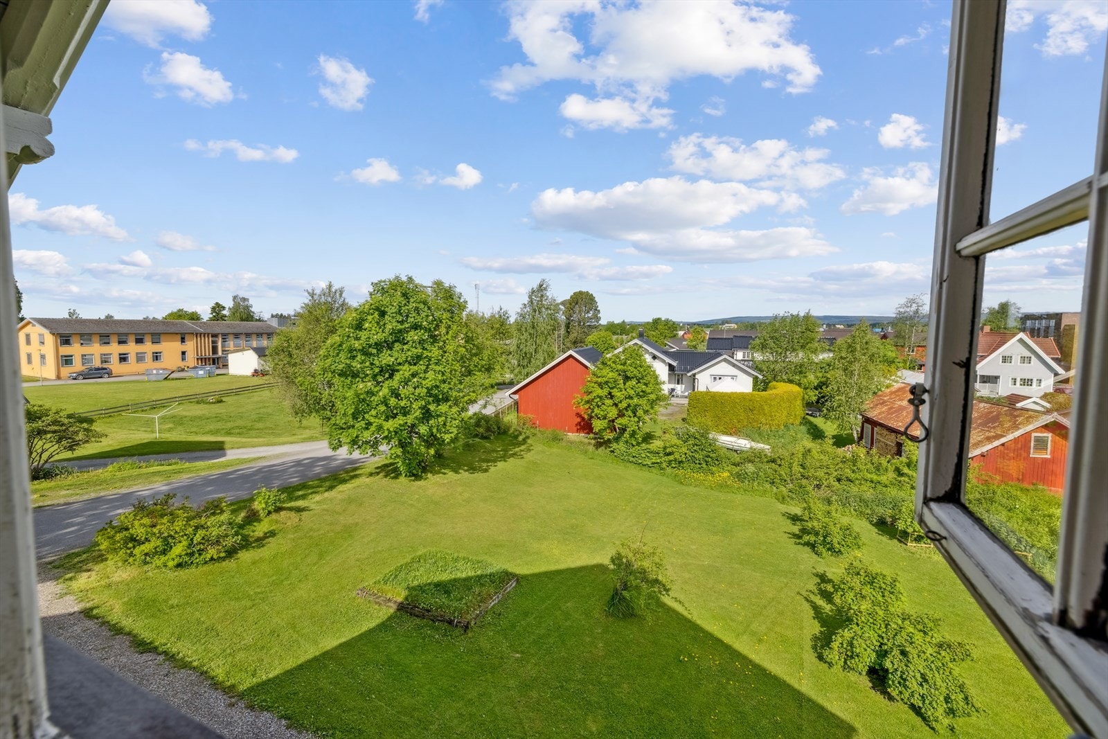 Eiendommen ligger barnevennlig og naturnært til, med nærhet til togstasjon, kino, matbutikker, barneskole og barnehager. Galleribilde