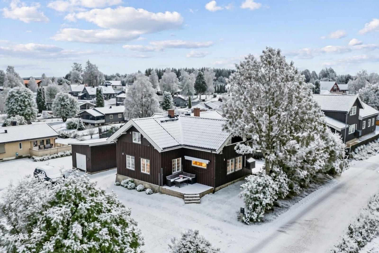 Sentral beliggenhet - nær skole, barnehage og kollektivtilbud. Vinterstemningen i dette bildet er skapt av AI og kan avvike fra virkeligheten. Galleribilde
