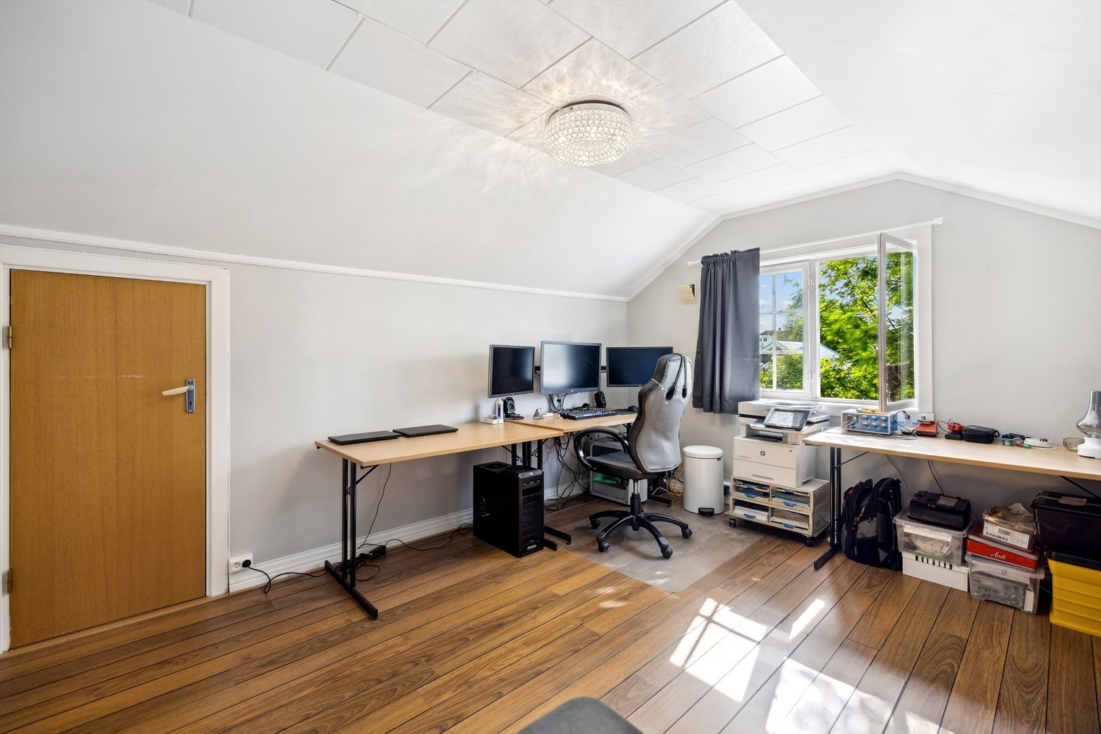 Soverommene har oppbevaring- og lagringsplass i knekott. Galleribilde