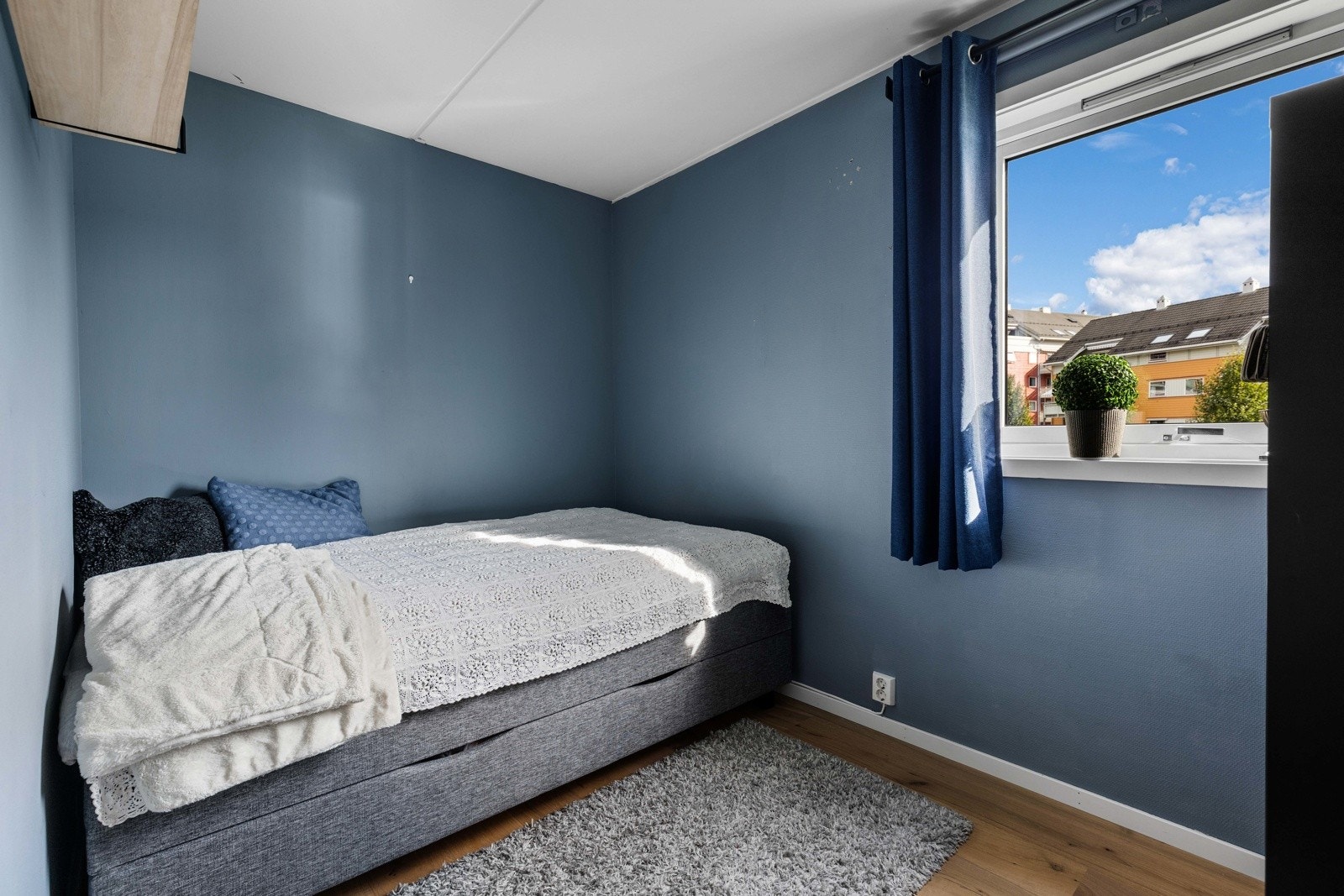 Et behagelig soverom med god atmosfære. Det andre av boligens tre soverom. Galleribilde