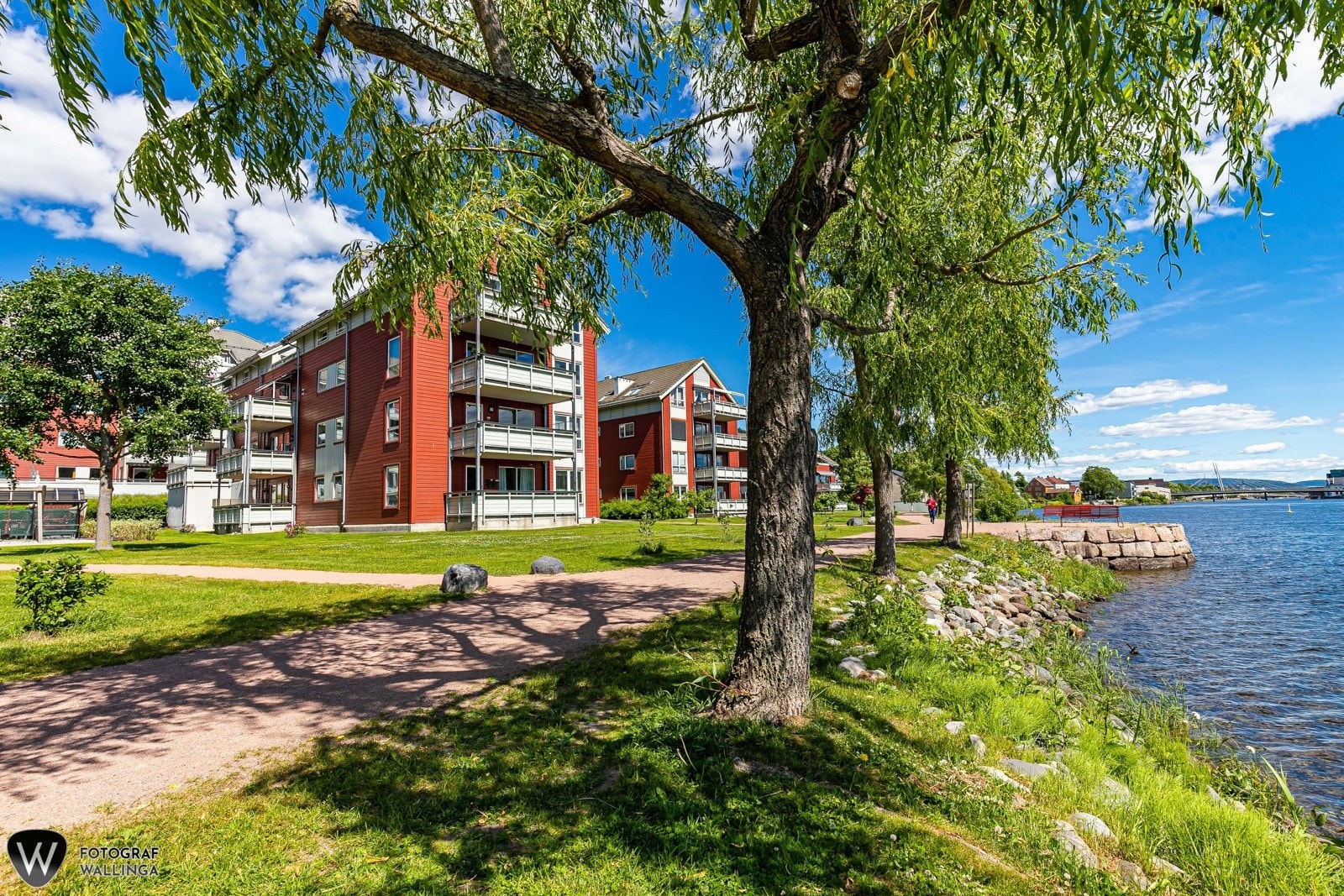 Idyllisk nærmiljø med tursti og vannkant rett utenfor døren. Galleribilde