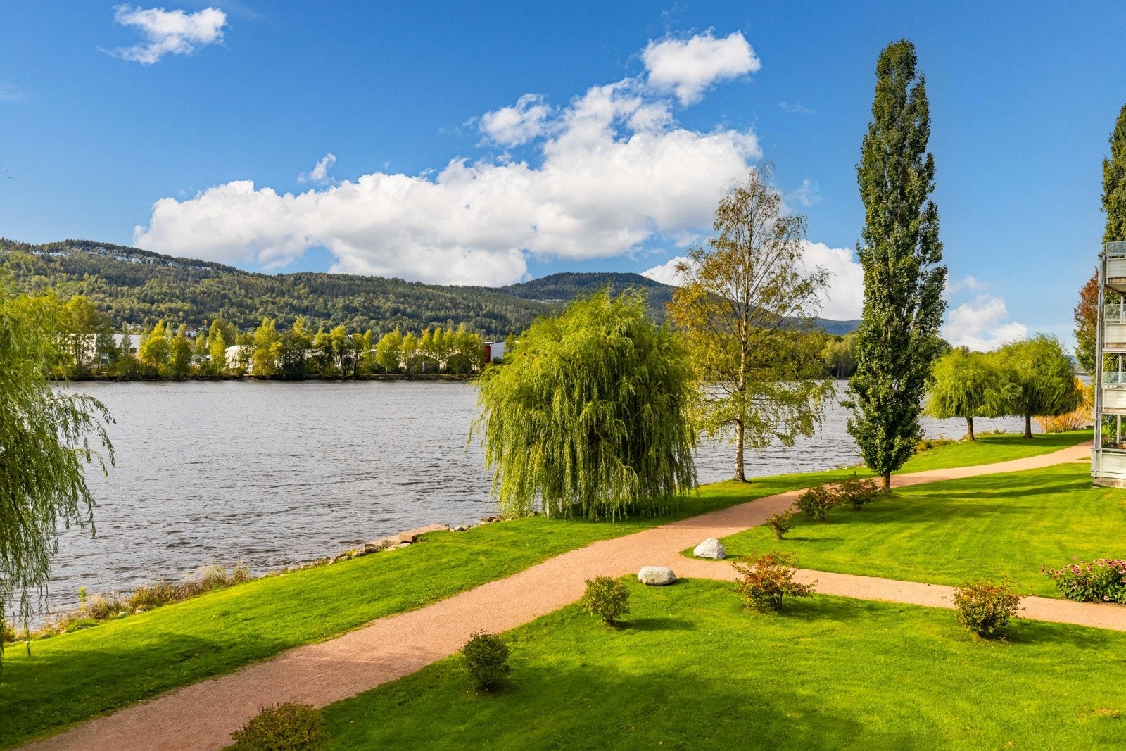 Uteområdet på Hotvet strand har flotte turstier og rekreasjonsmuligheter langs elvebredden, bare meter fra leiligheten. Galleribilde