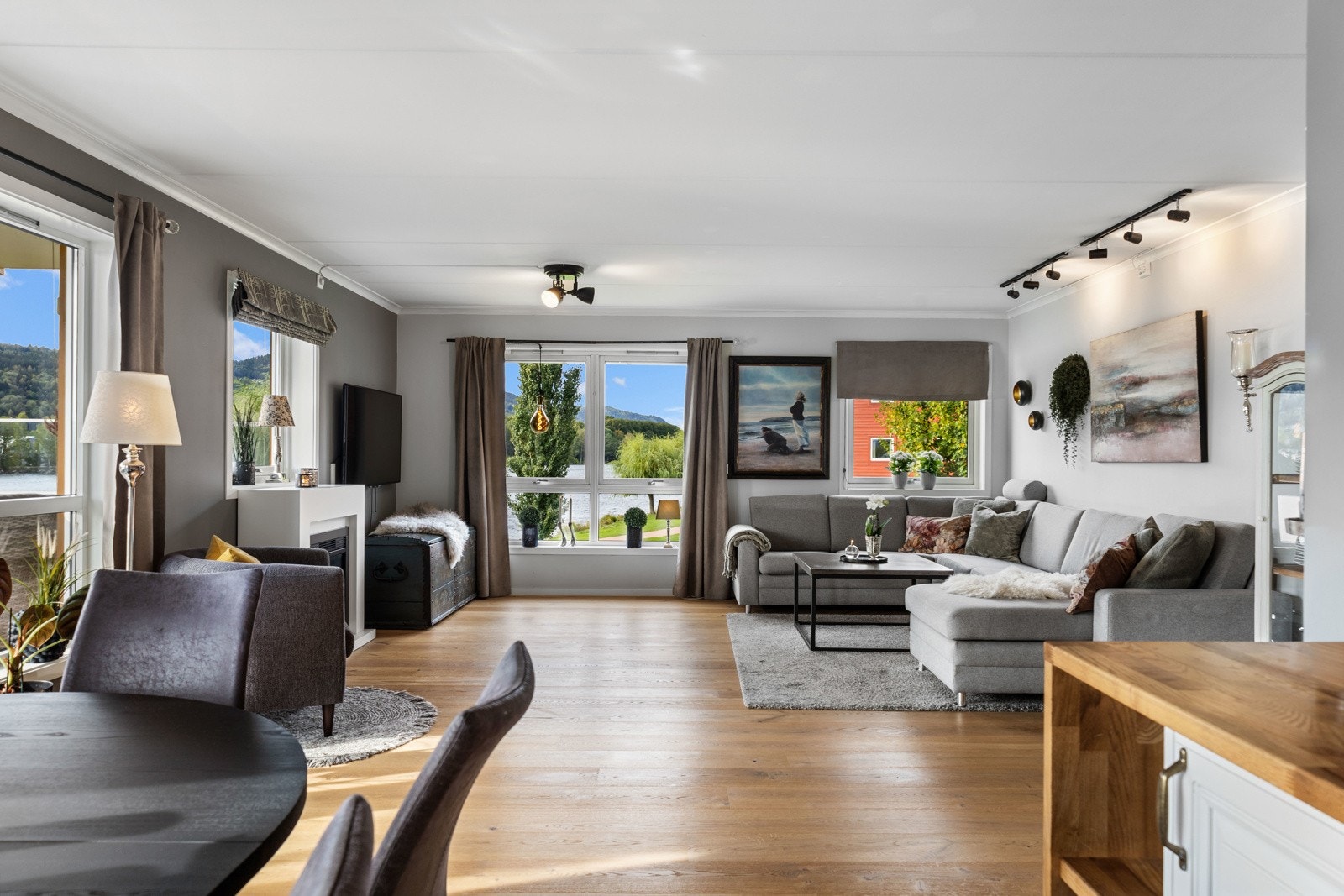 Åpen og moderne stue. Perfekt for både hverdagsliv og gjester. Galleribilde