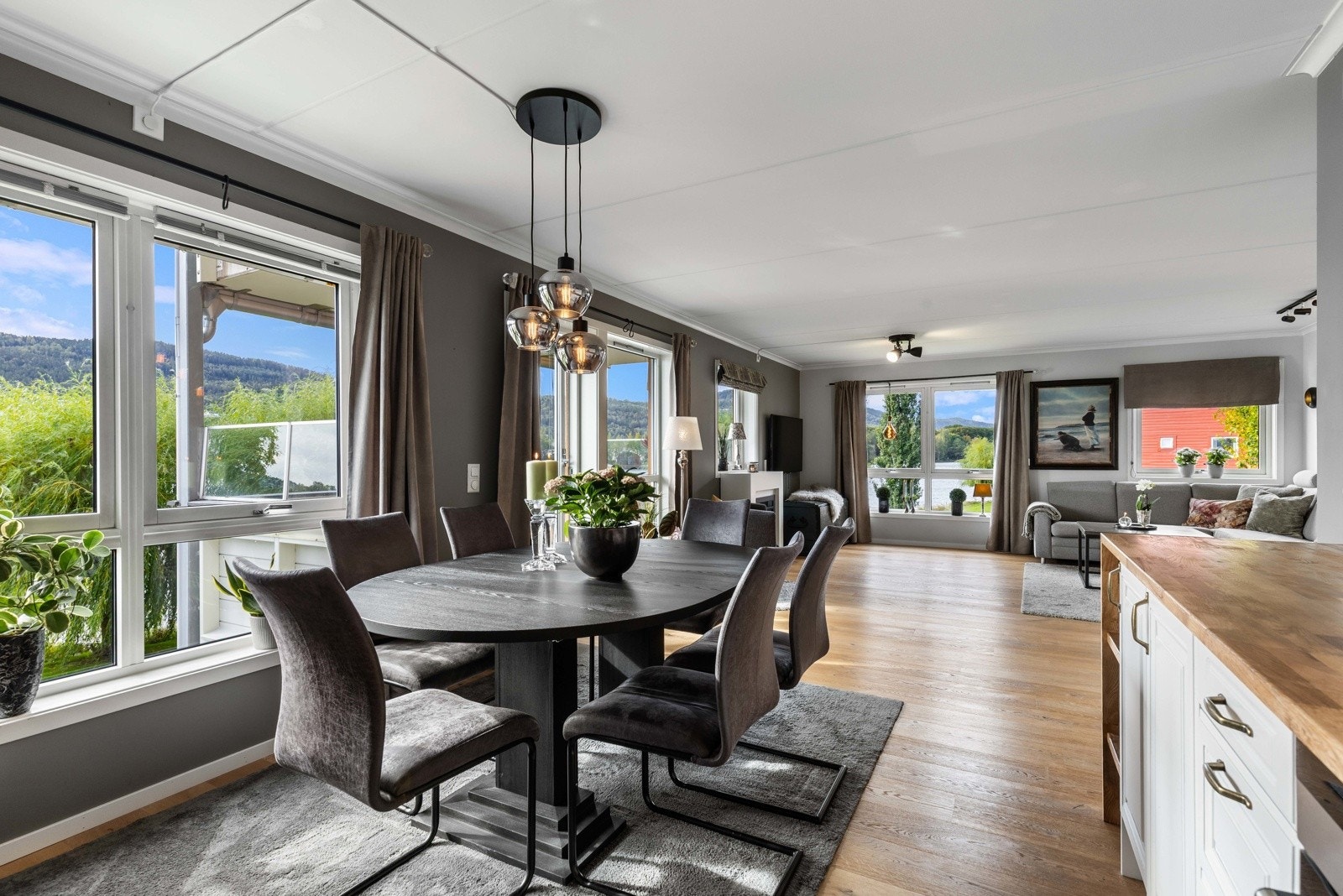 Stue/kjøkken med god plass til spisestue. Galleribilde