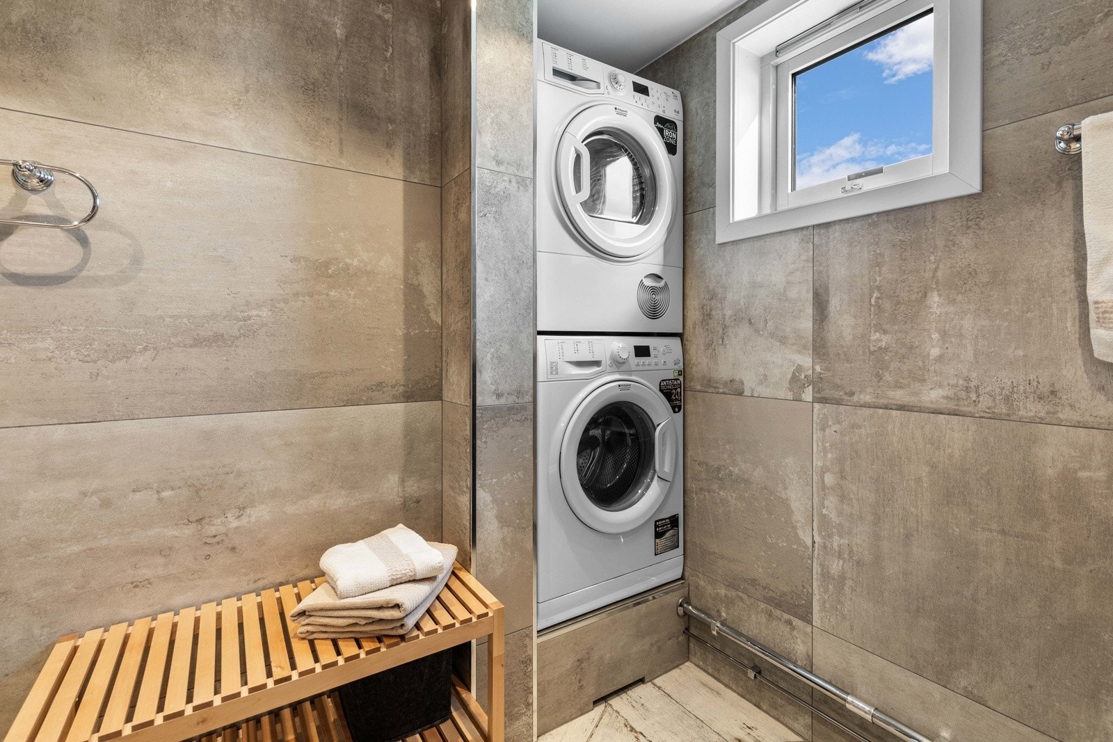 Badet er utstyrt med opplegg for vaskemaskin og tørketrommel, her plassert smart i nisje med vindu som gir naturlig lys. Galleribilde