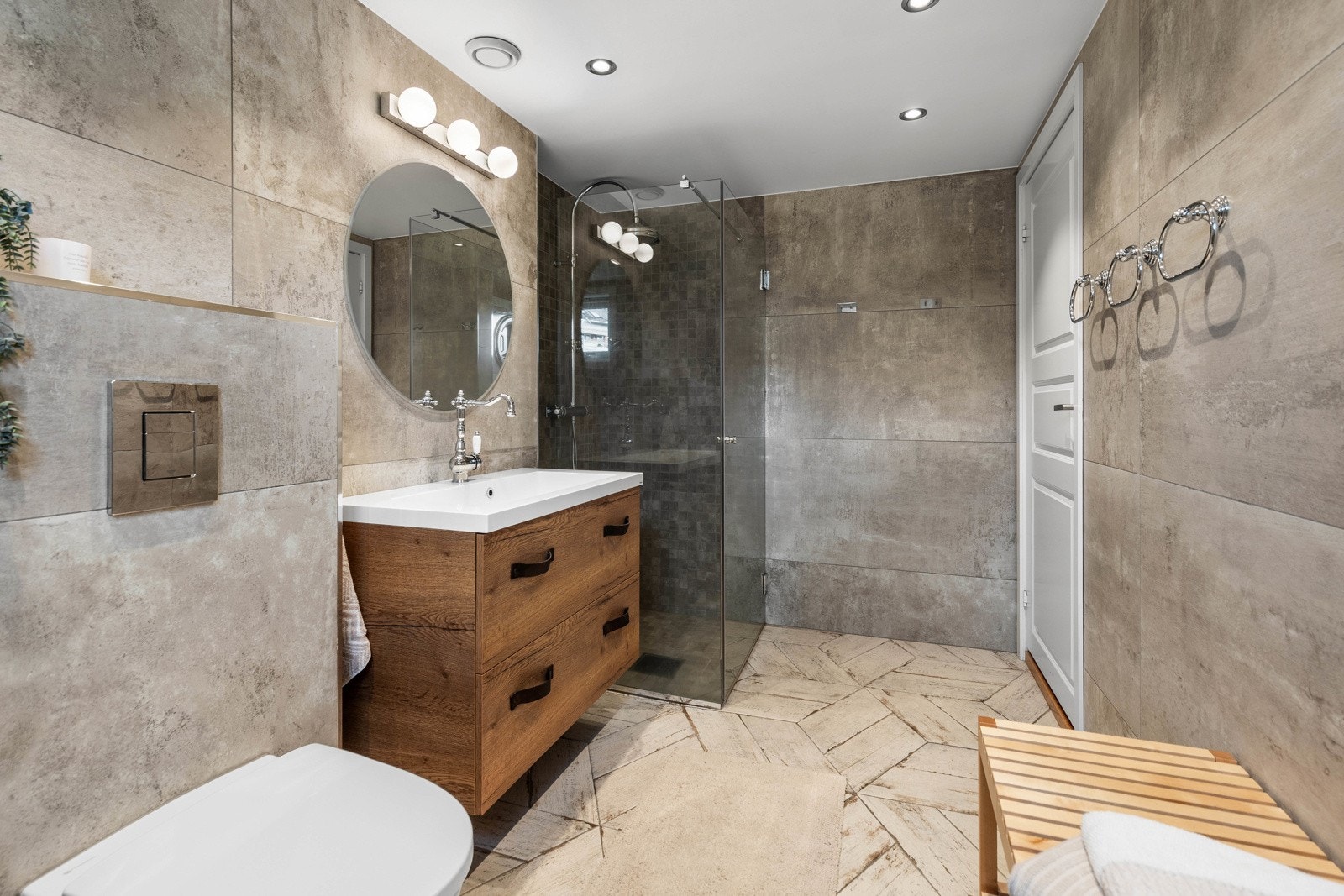 Et stilrent bad med varme toner, rene linjer og en moderne regndusj som gir spafølelse i hverdagen. Galleribilde