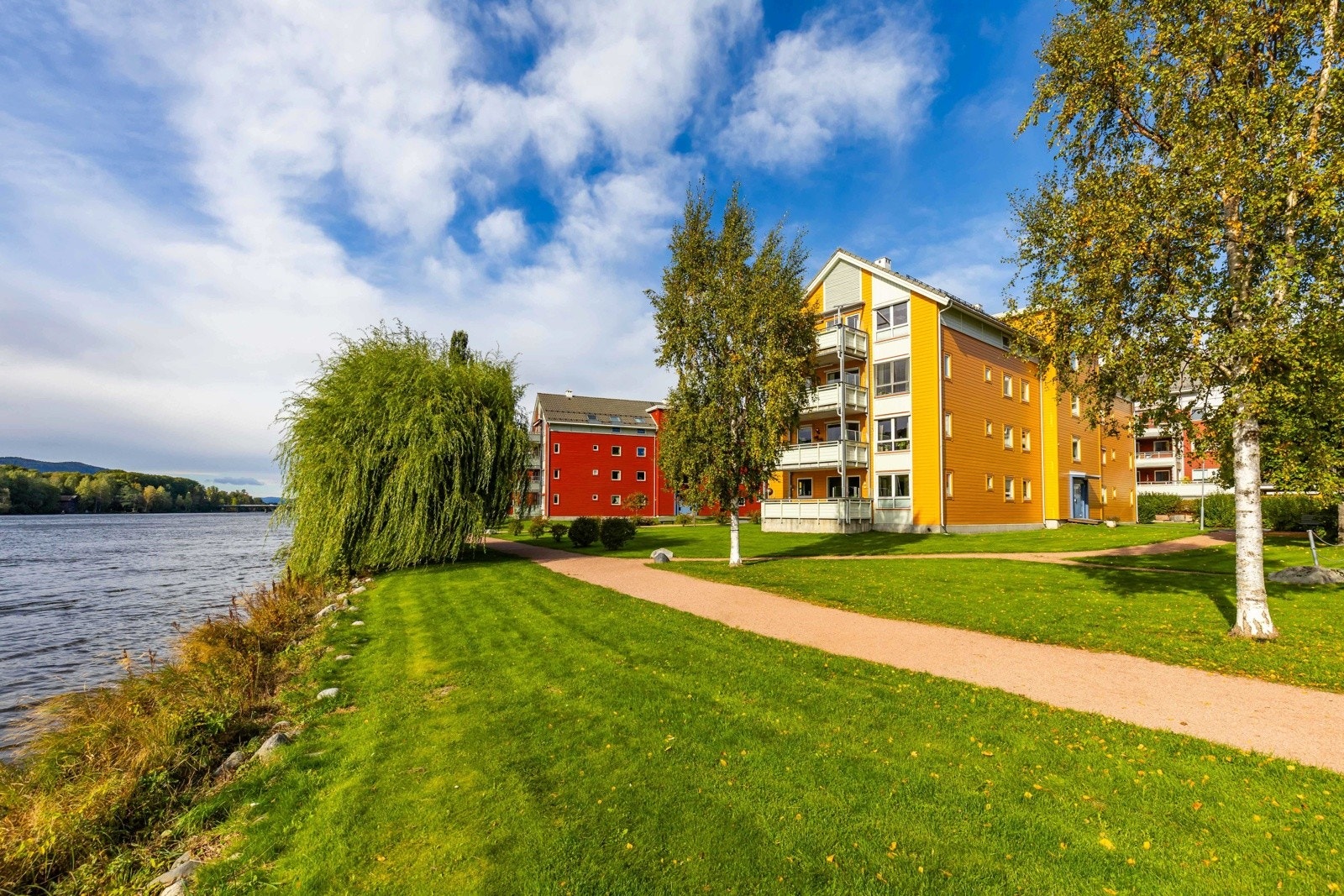 Hotvet strand byr på naturnære omgivelser med turstier, grønne plener og elven som følger deg hele veien. Galleribilde