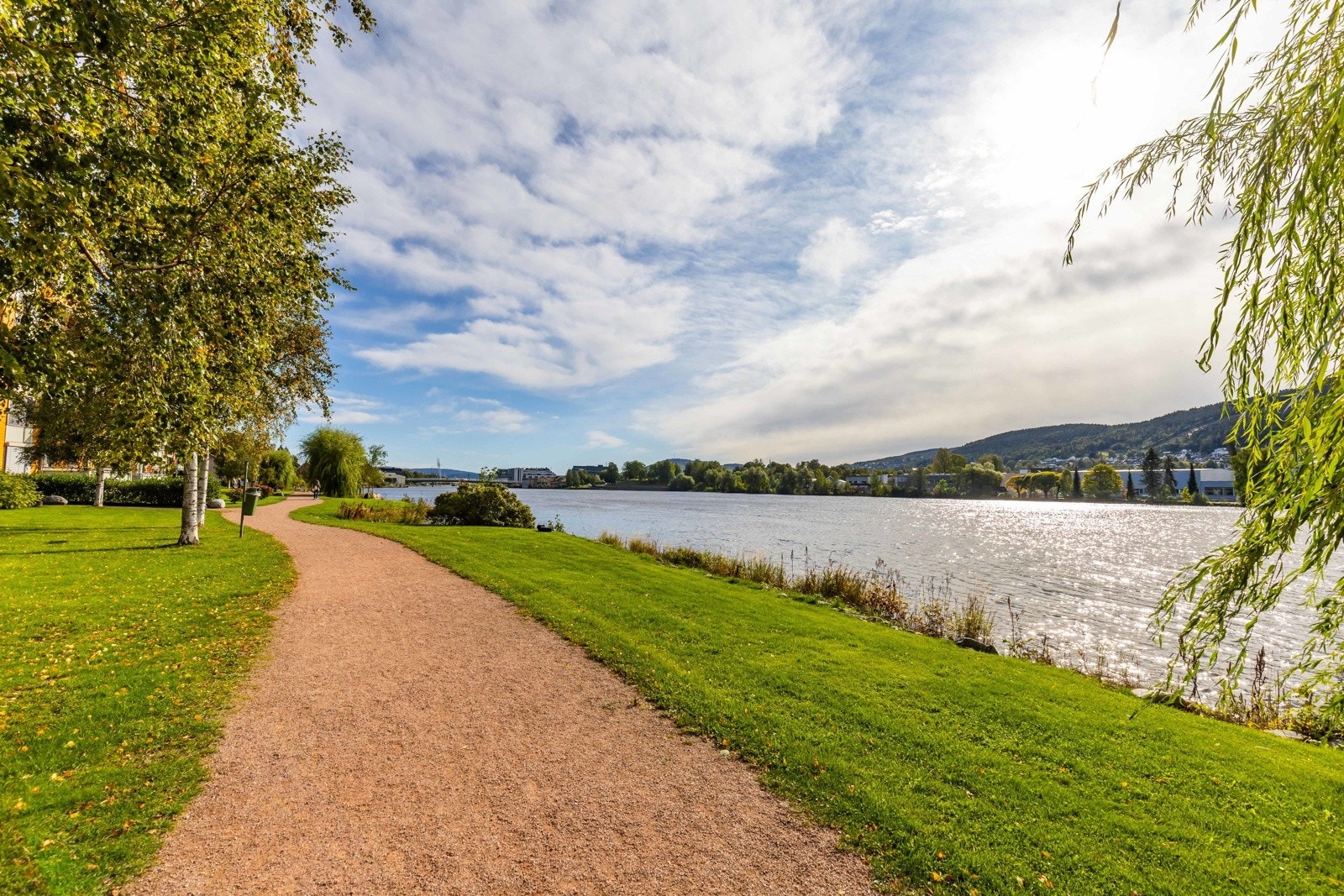 Idyllisk nærmiljø med tursti og vannkant rett utenfor døren. Galleribilde