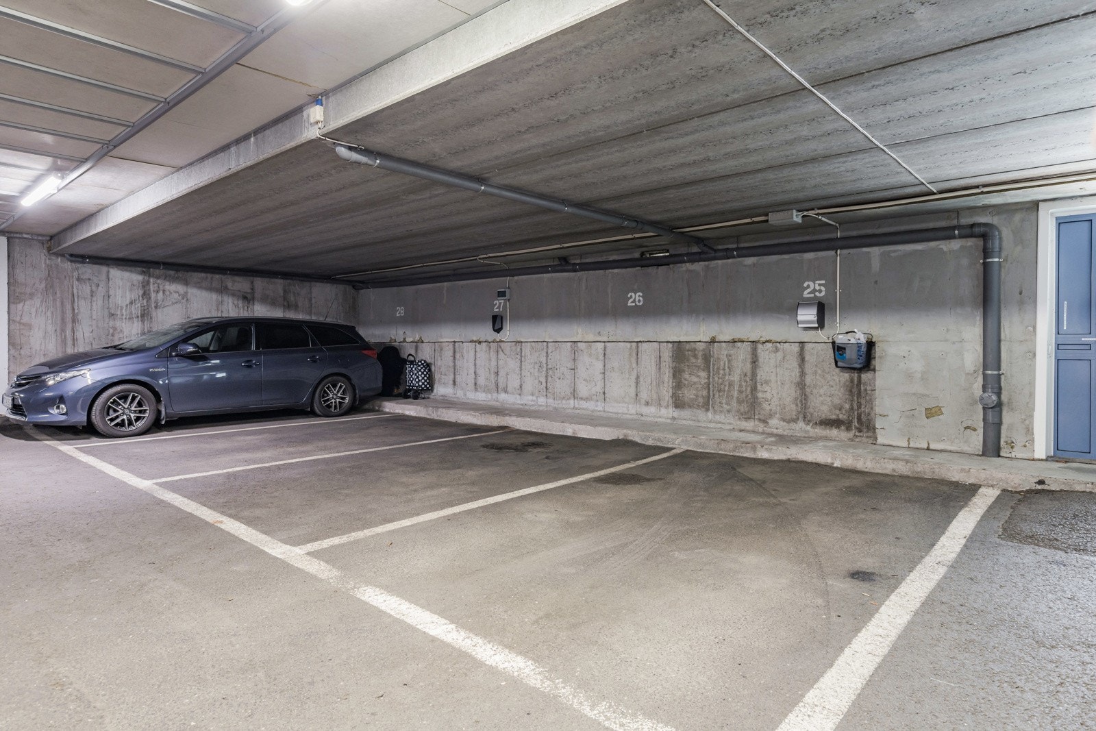 Trygg og enkel parkering i garasjeanlegg. Med egen elbillader på plassen. Galleribilde