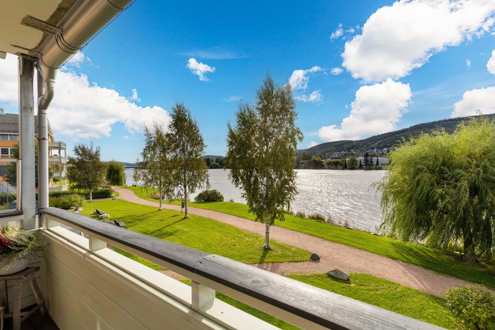 Leiligheten ligger i første rekke mot elven, med turstier på land og kajakkmuligheter på vannet. Alt rett utenfor hjemmet. Galleribilde