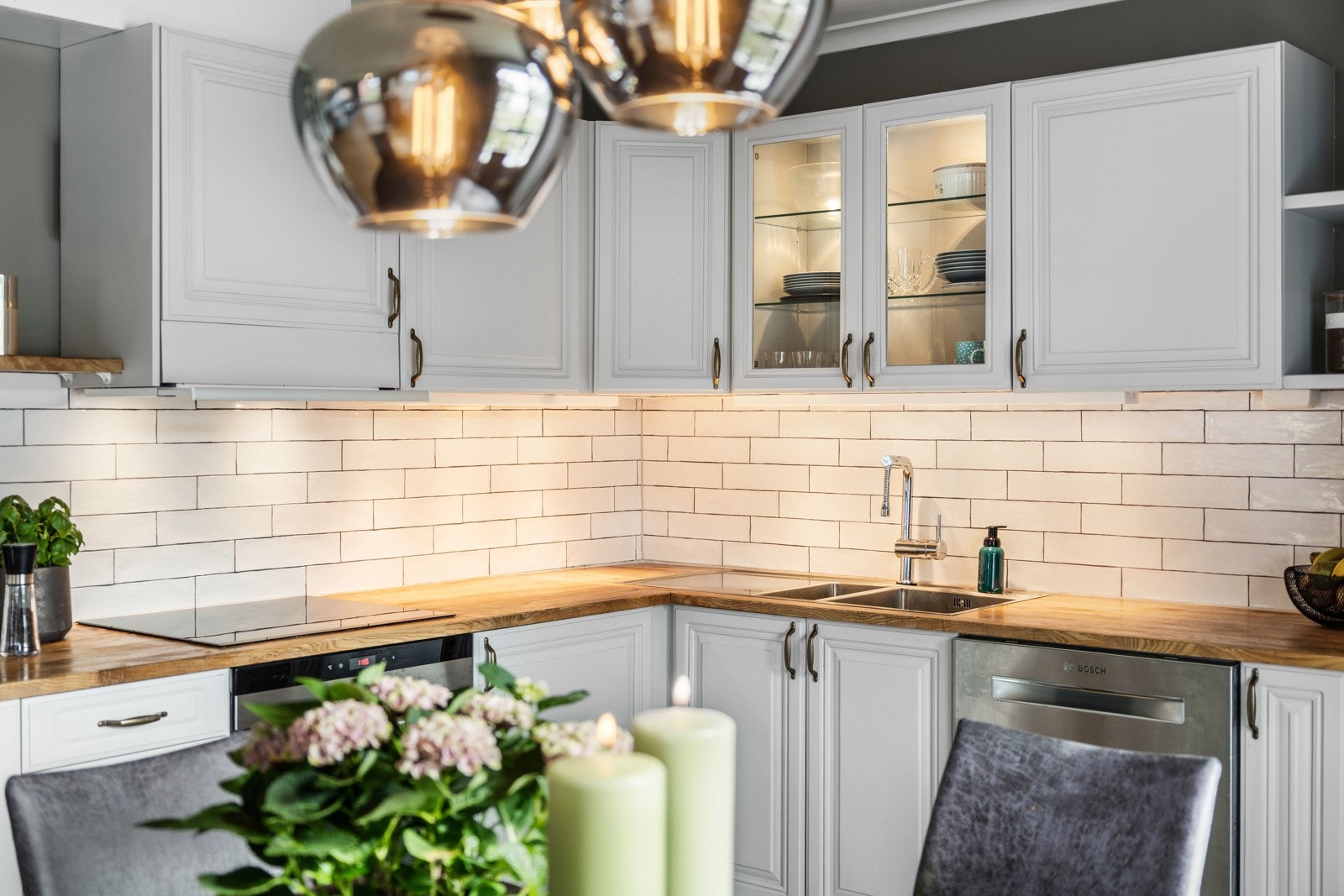 Praktisk kjøkken i klassisk stil med gode arbeidsflater og naturlig lys fra store vinduer. Galleribilde