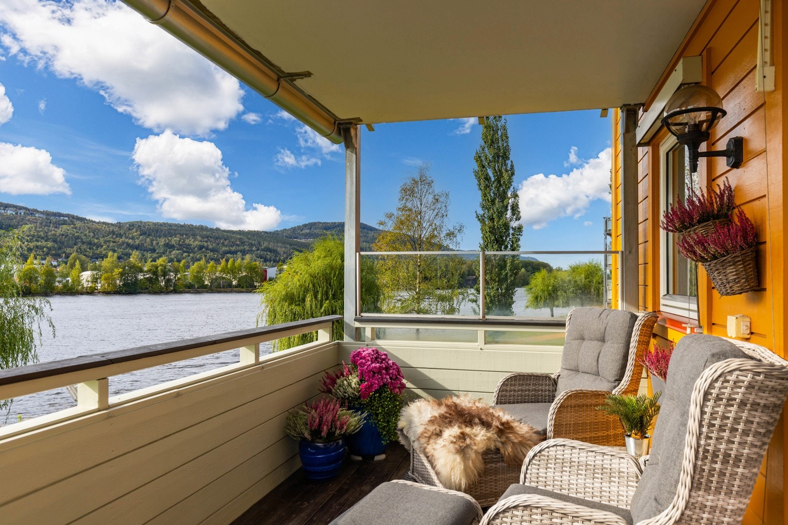 Bo med vannet som nærmeste nabo. Idyllisk beliggenhet på Landfalløya, omgitt av grøntområder og vakker utsikt. Galleribilde