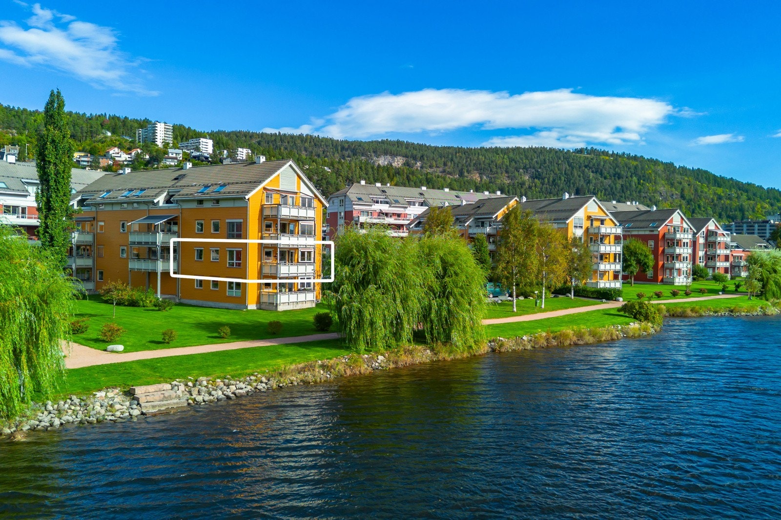 Boligen ligger strategisk plassert ved elven, med kort avstand til Drammen sentrum og umiddelbar tilgang til tur og rekreasjonsområde Galleribilde