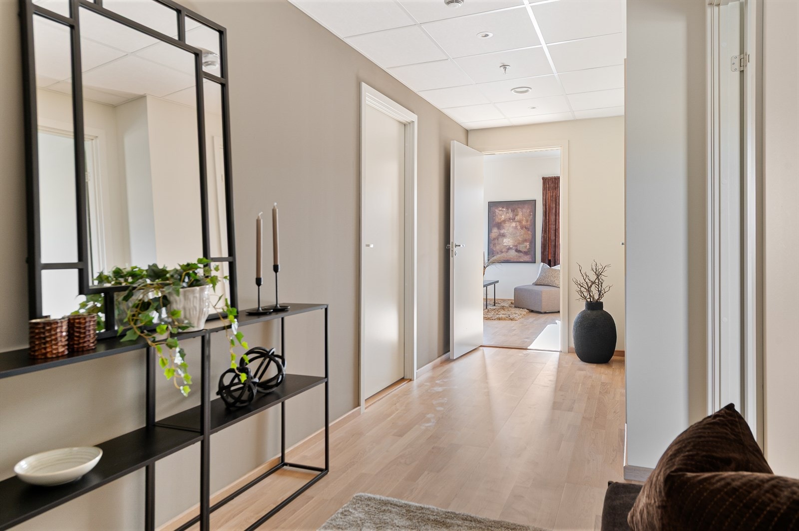 Innbydende og romslig entré med et gjennomgående moderne preg. Galleribilde