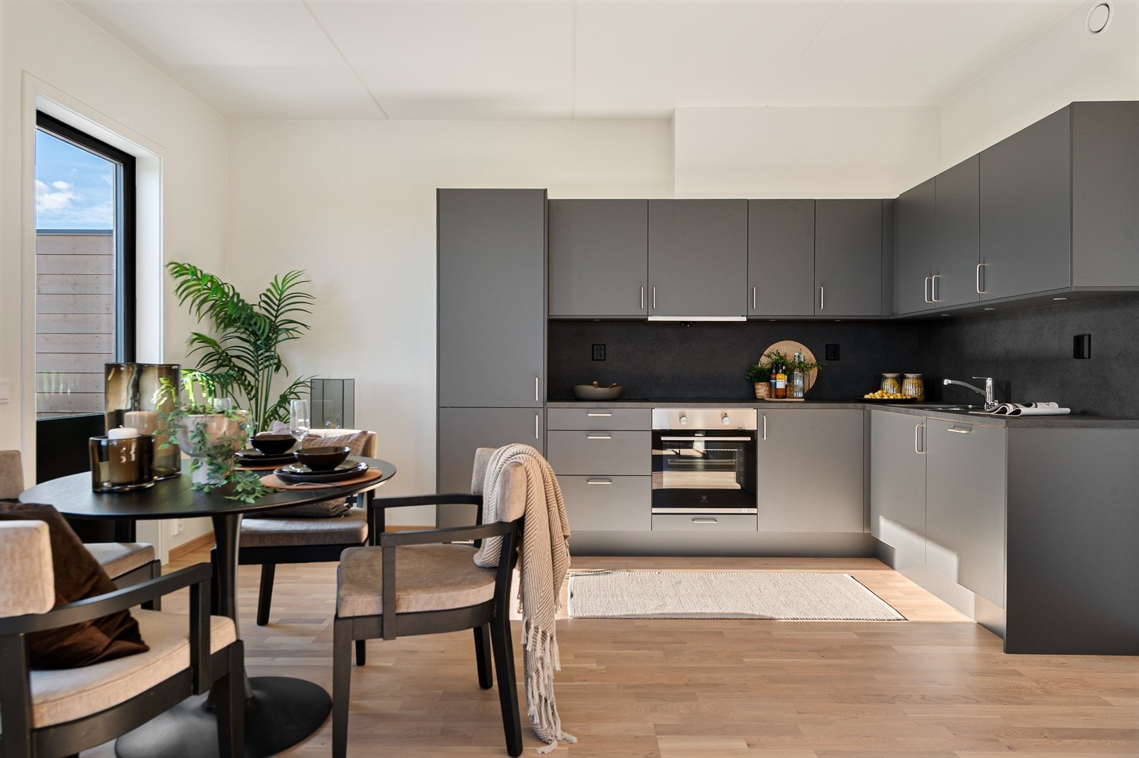 Innredningen har integrert koketopp, stekeovn, oppvaskmaskin og kjøleskap. Galleribilde