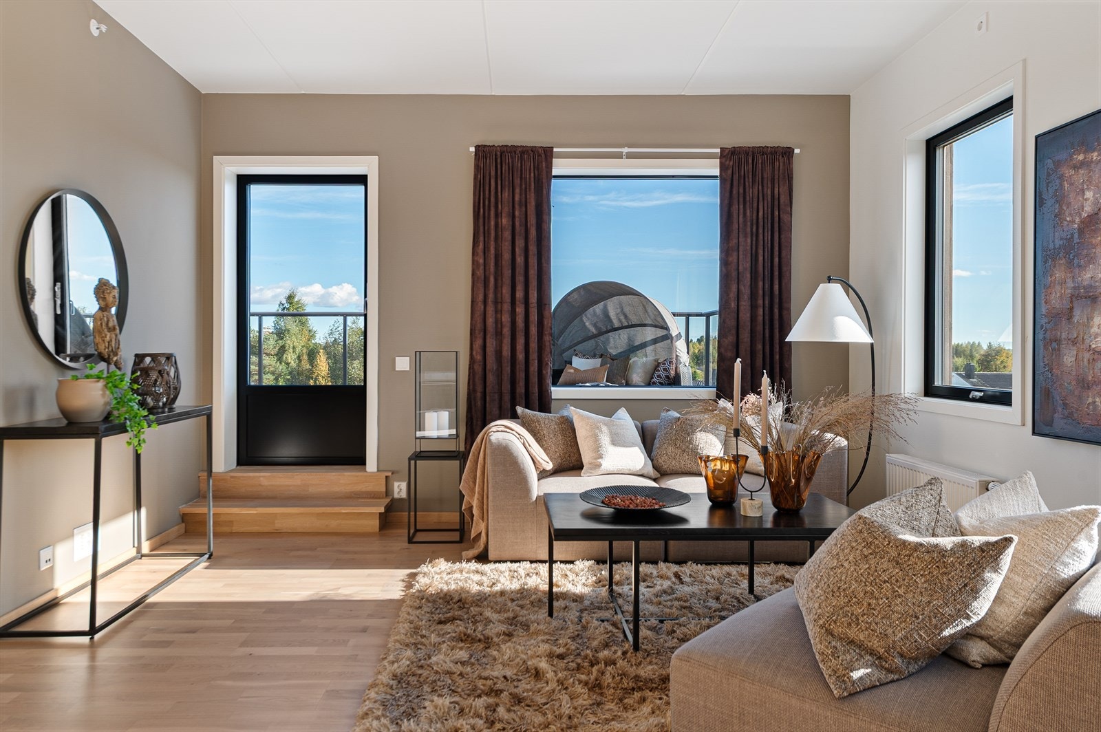 Fra stuedelen er det utgang til den største av de to balkongene. Galleribilde