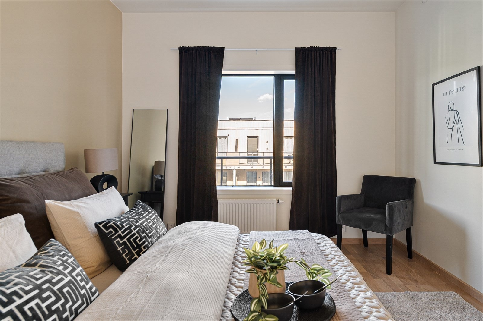 Hovedsoverommet er lyst og luftig med plass til dobbeltseng og tilhørende møblement. Galleribilde