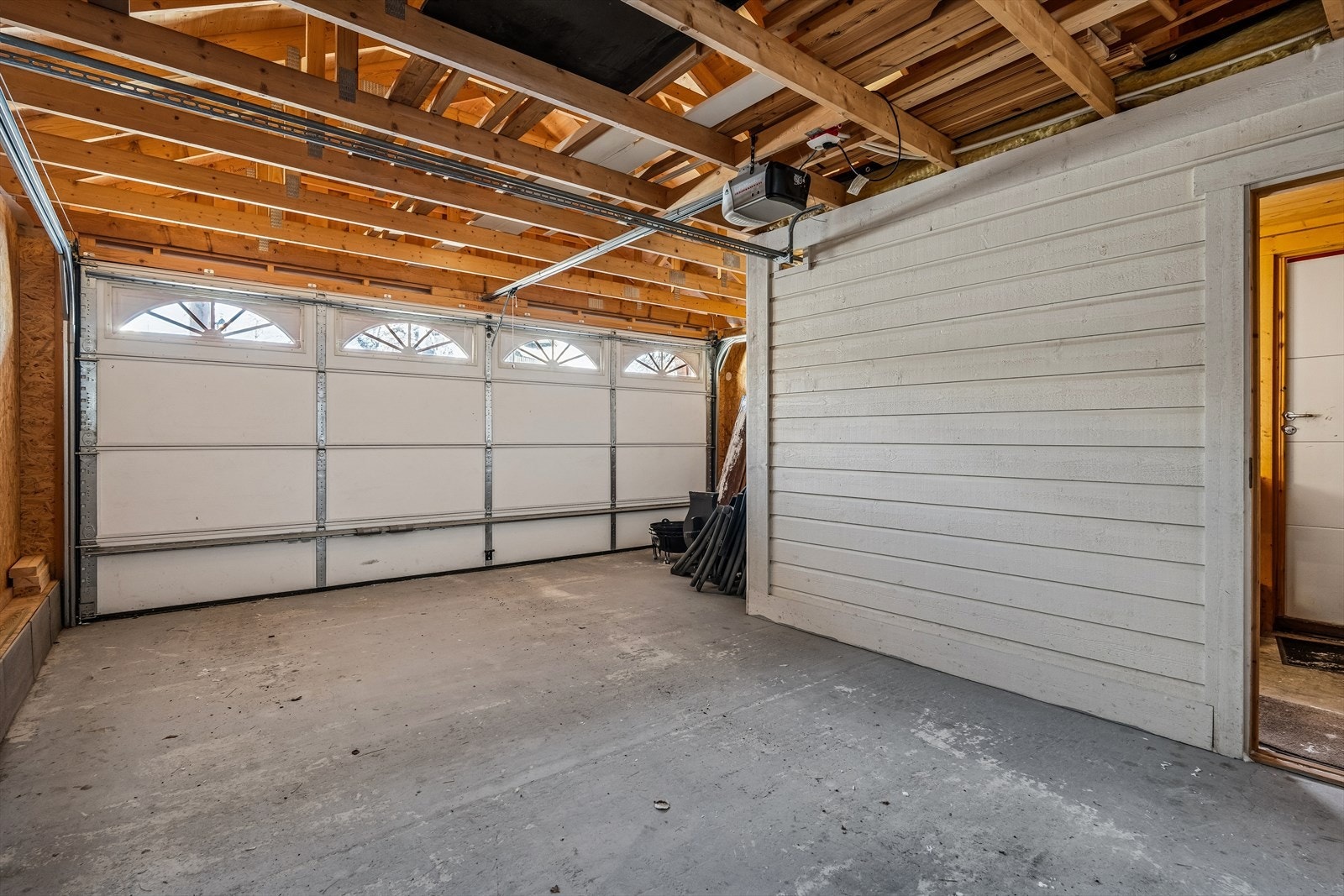 På tunet er det garasje med oppstillingsplass for én bil, samt god plass til ved, ski, sykler o.l. Galleribilde