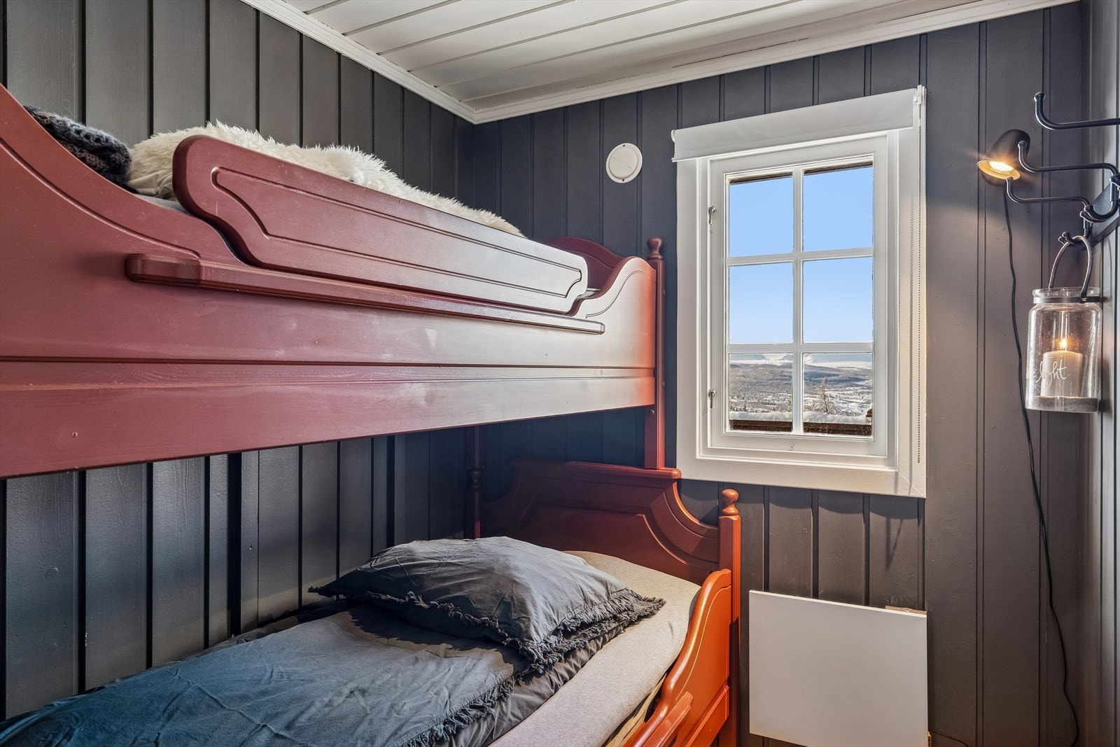 På de to andre soverommene er det plassbygde køyesenger og skap. Både senger, nattbord og skapdører er aldringsmalt. Galleribilde