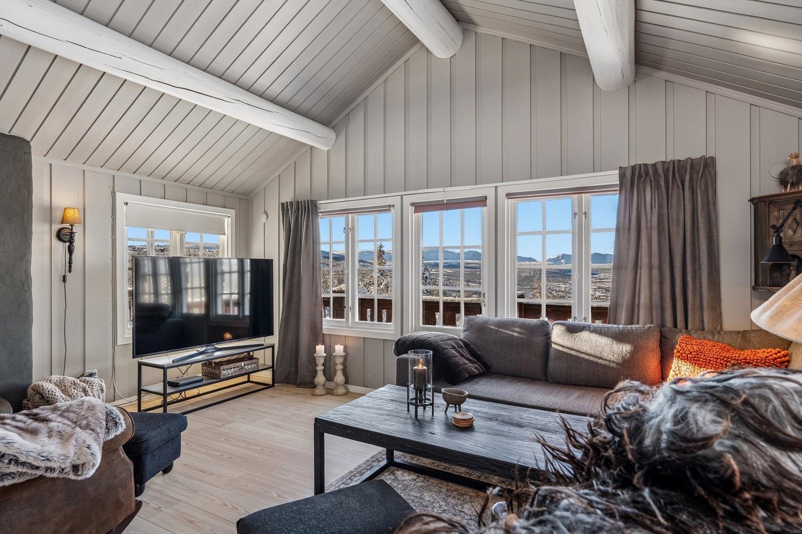 Dette er et flott sted å samle familie og venner til gode dager på fjellet, og med åpen løsning mellom stue og kjøkken er hytta ekstra lys og sosial. Galleribilde