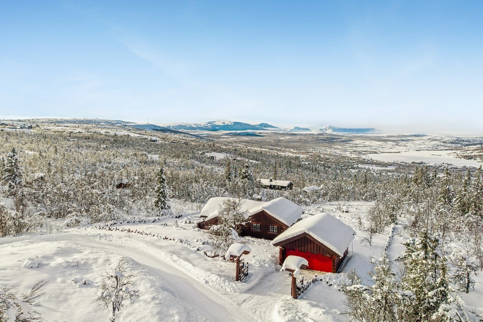 Om du drømmer om nydelige solforhold, storslått utsikt og innbydende turterreng, da bør du ta turen til denne flotte eiendommen på Vaset! Galleribilde