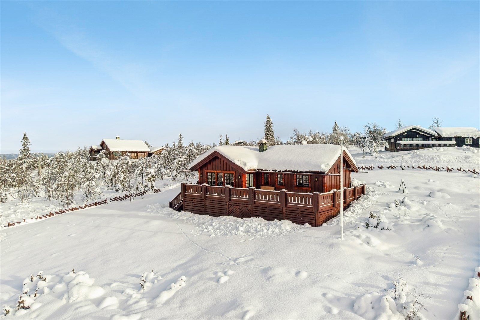 Her er det stille og fredelig med god plass mellom hyttene. Barna kan leke trygt på den romslige eiertomten. Galleribilde