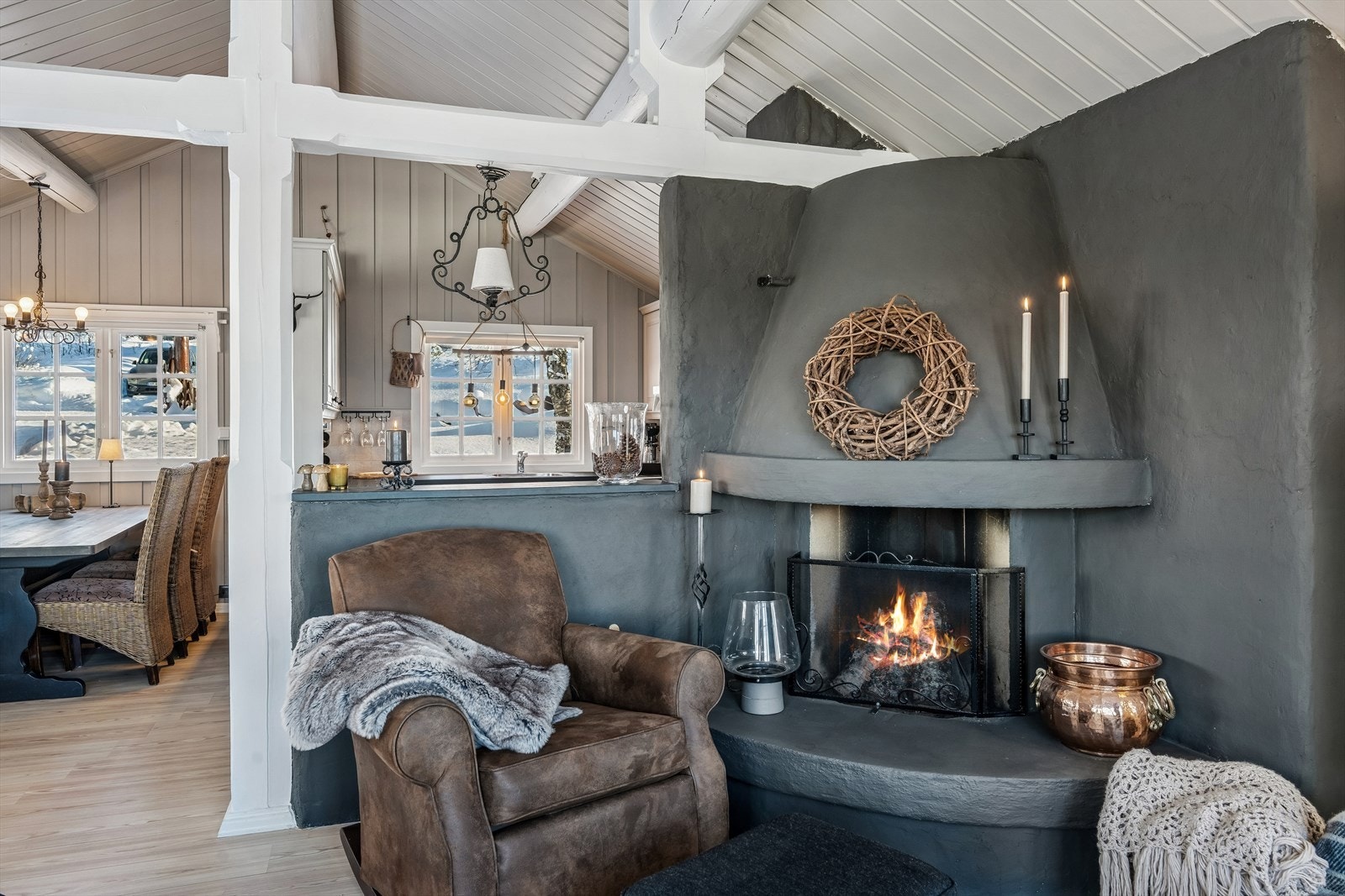 Og kanskje avslutte kvelden med en rolig stund nær peisen? Galleribilde