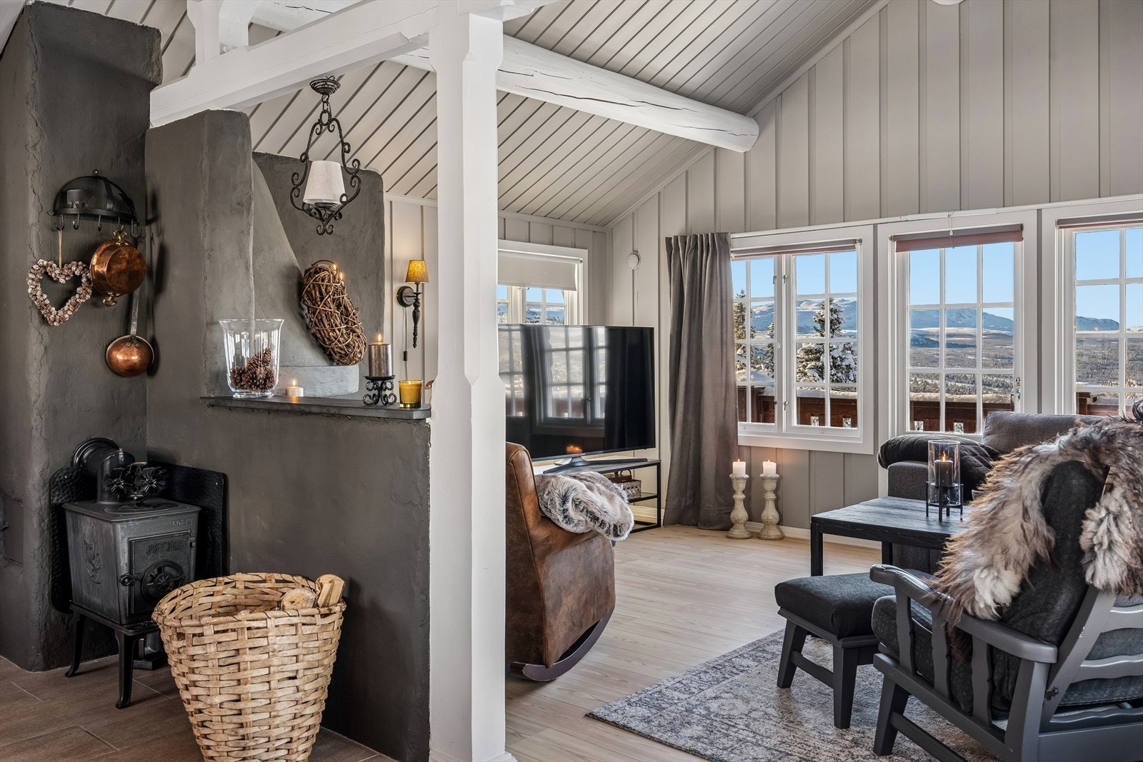 Det er lagt varmekabler i alle hyttas gulv, med unntak av soverom og bod, noe som gir lun og god varme. Om en har lyst til å fyre seg litt ekstra, er det en Jøtul vedovn nær kjøkkenet. Galleribilde