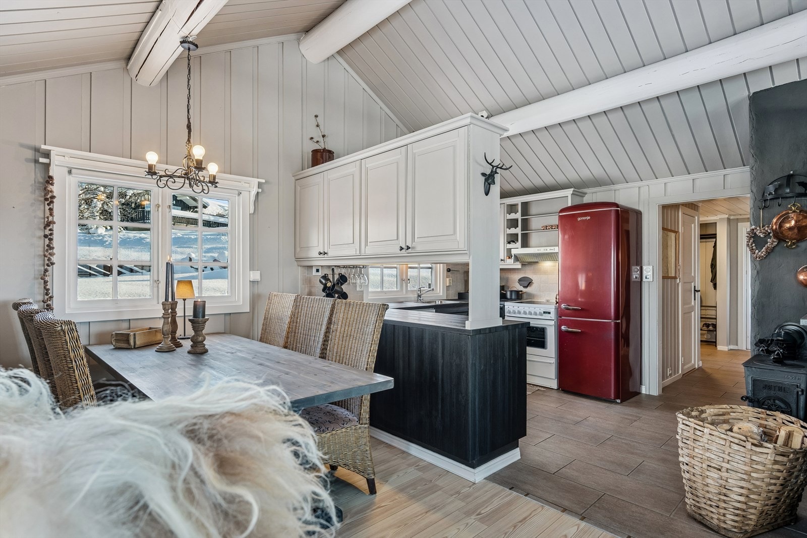 På kjøkkenet er det innredning med malte heltre fronter og laminatbenkeplate med nedfelt oppvaskkum av stål. Galleribilde