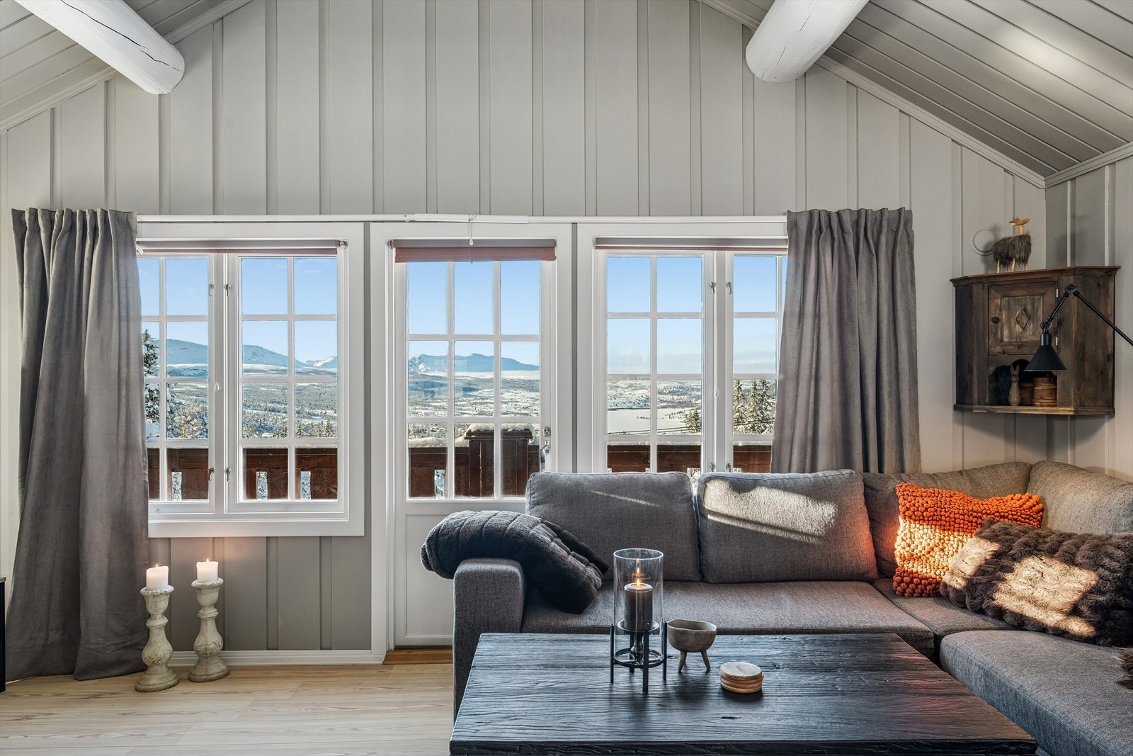 I stua er det lyst og luftig med mønet himling og flotte tømmeråser. De mange vinduene lar en nyte den vakre utsikten til fjell og vann, og det er utgang til terrasse. Galleribilde