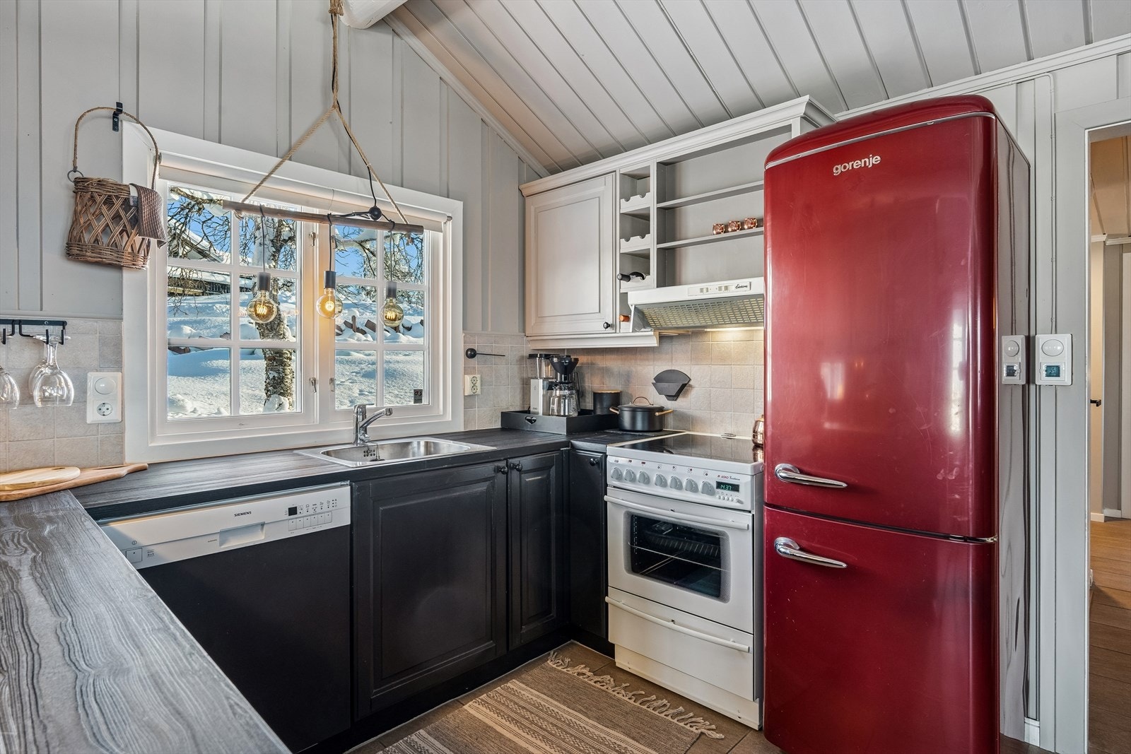 Varmtvannsberederen på ca. 120 liter fra 1989 er plassert i underskap. Galleribilde