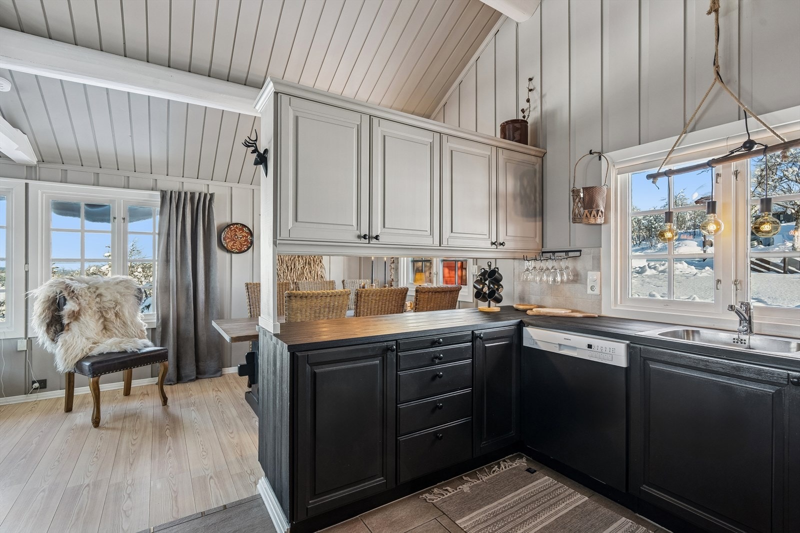 Innredningen har barløsning mot spisestue, noe som gjør det meget enkelt å servere gode måltider til hele familien. Galleribilde