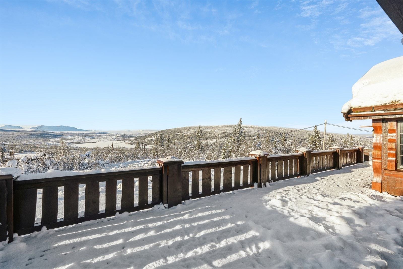 Med alle fasiliteter, innbydende hytte, praktisk garasje og ikke minst, en slik utsikt utover vakkert turterreng, er det bare å glede seg til gode dager på fjellet! Galleribilde