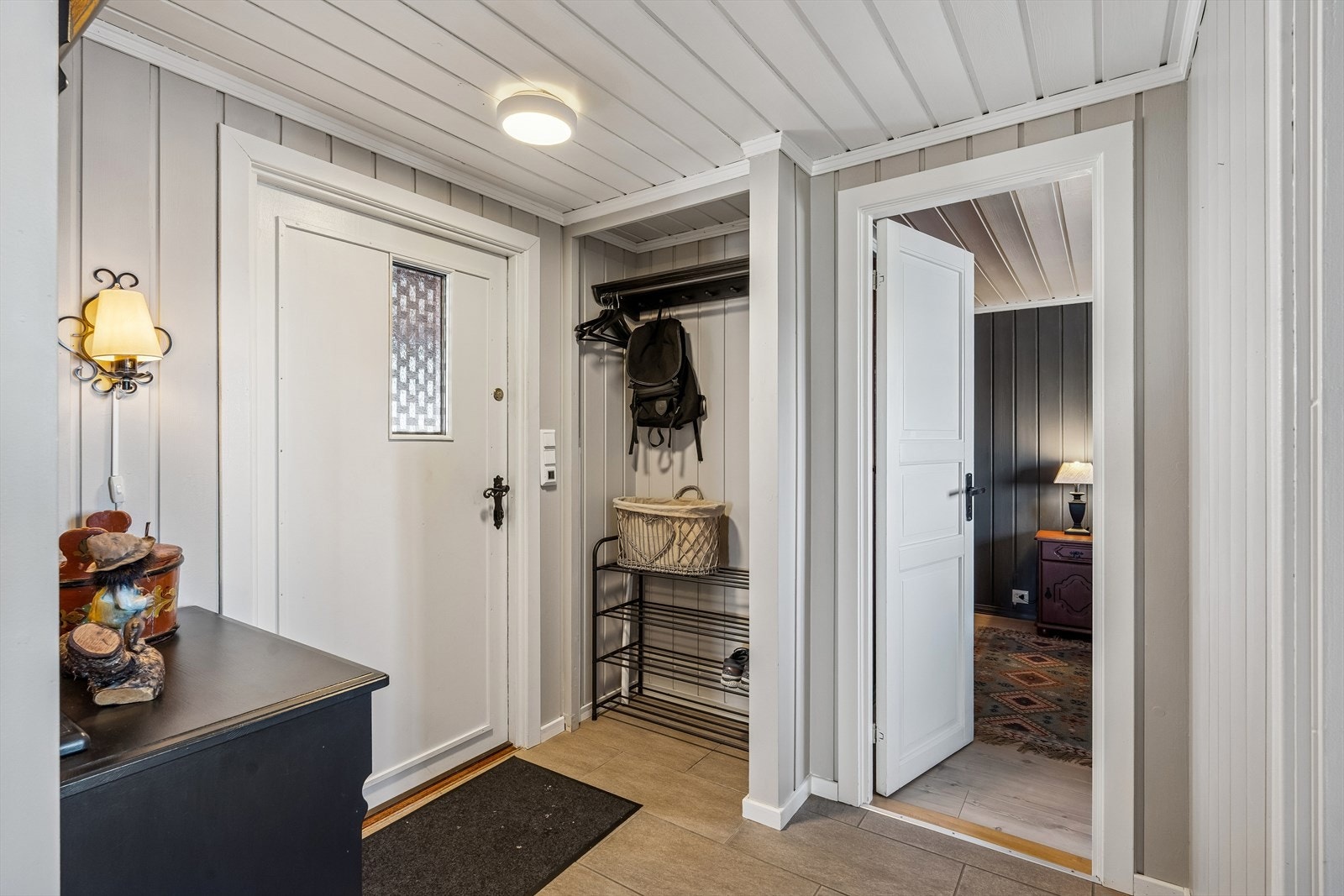 Hytta har ekstra oppbevaringsplass i bod, mens det i krypkjeller er teknisk rom med hovedvannledning og trykktank. Galleribilde