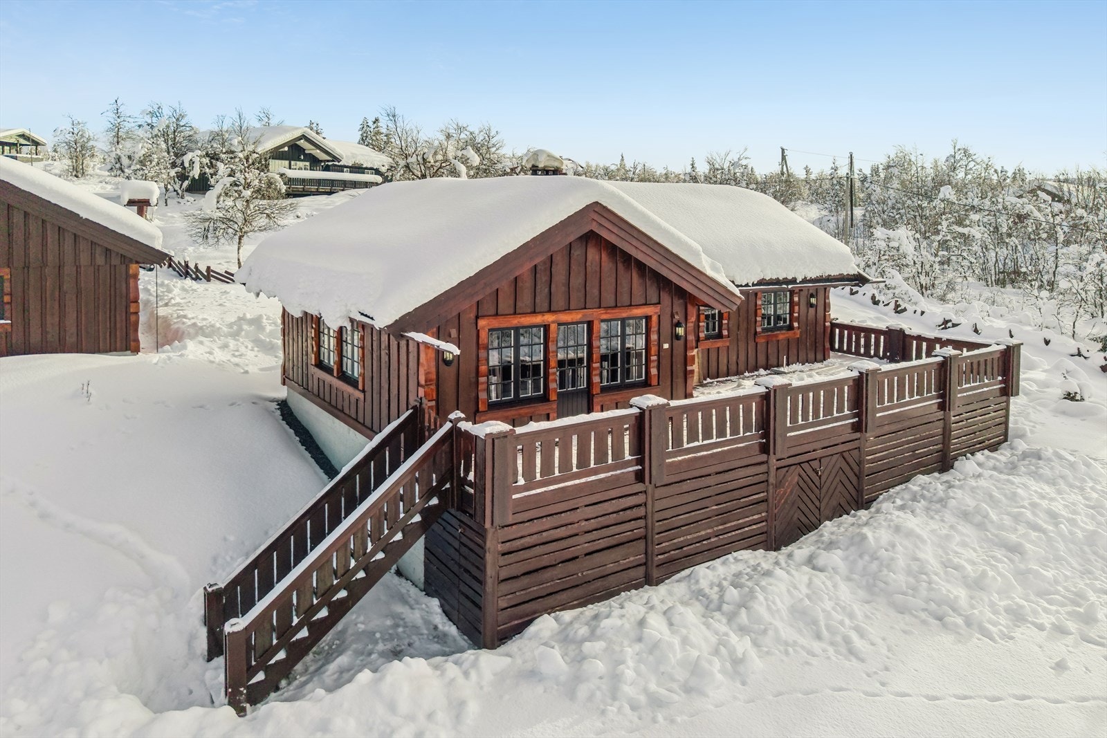 Under deler av terrassen er det muligheter for oppbevaring av ved m.m. Det er lagt stålplater under bjelkelaget for å hindre at vann renner ned, og det er satt opp spiler og plassbygde dører i front. Galleribilde