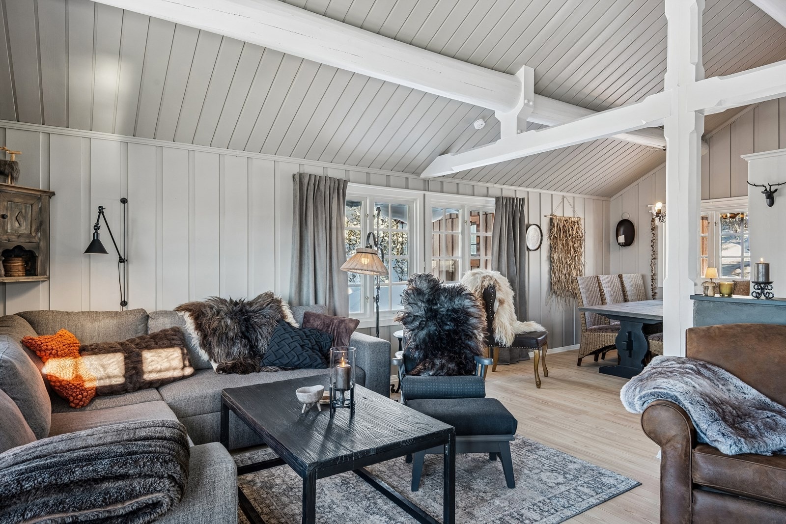 Her er det fin plass til både sofa- og spisegruppe. Galleribilde