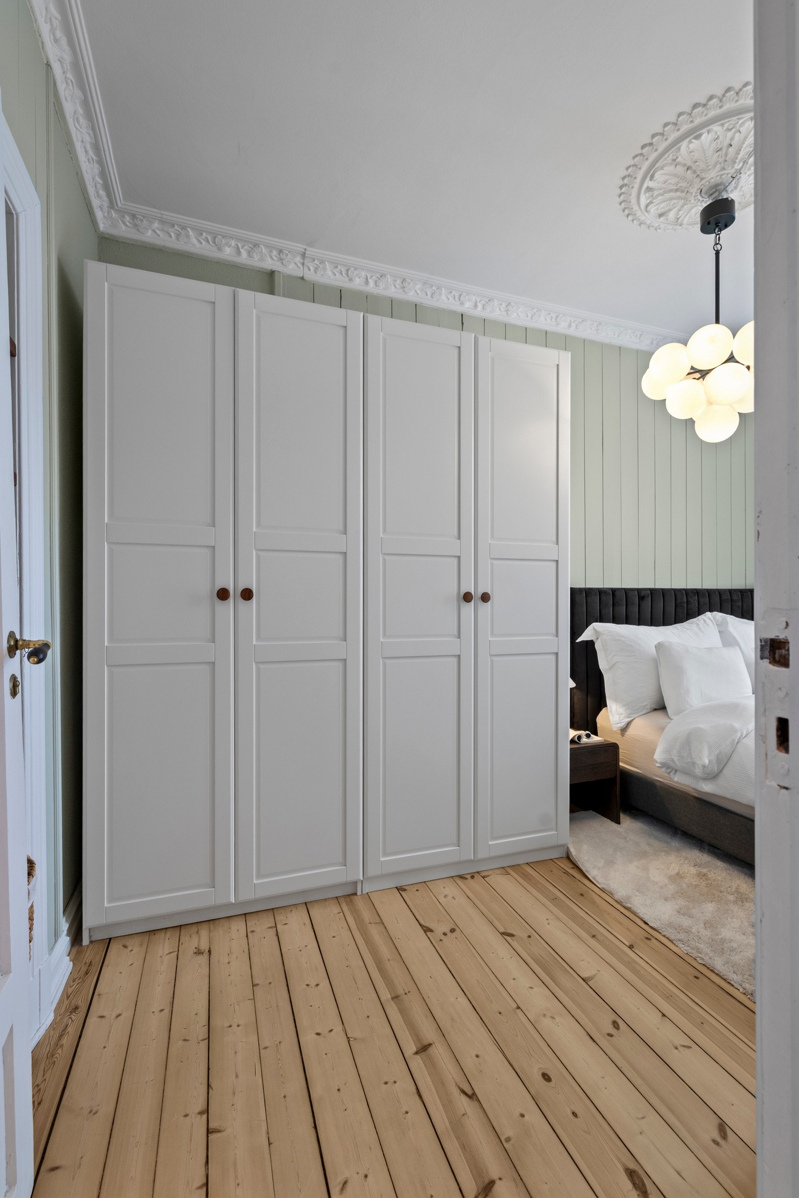 Stor og romslig garderobe på hovedsoverom Galleribilde