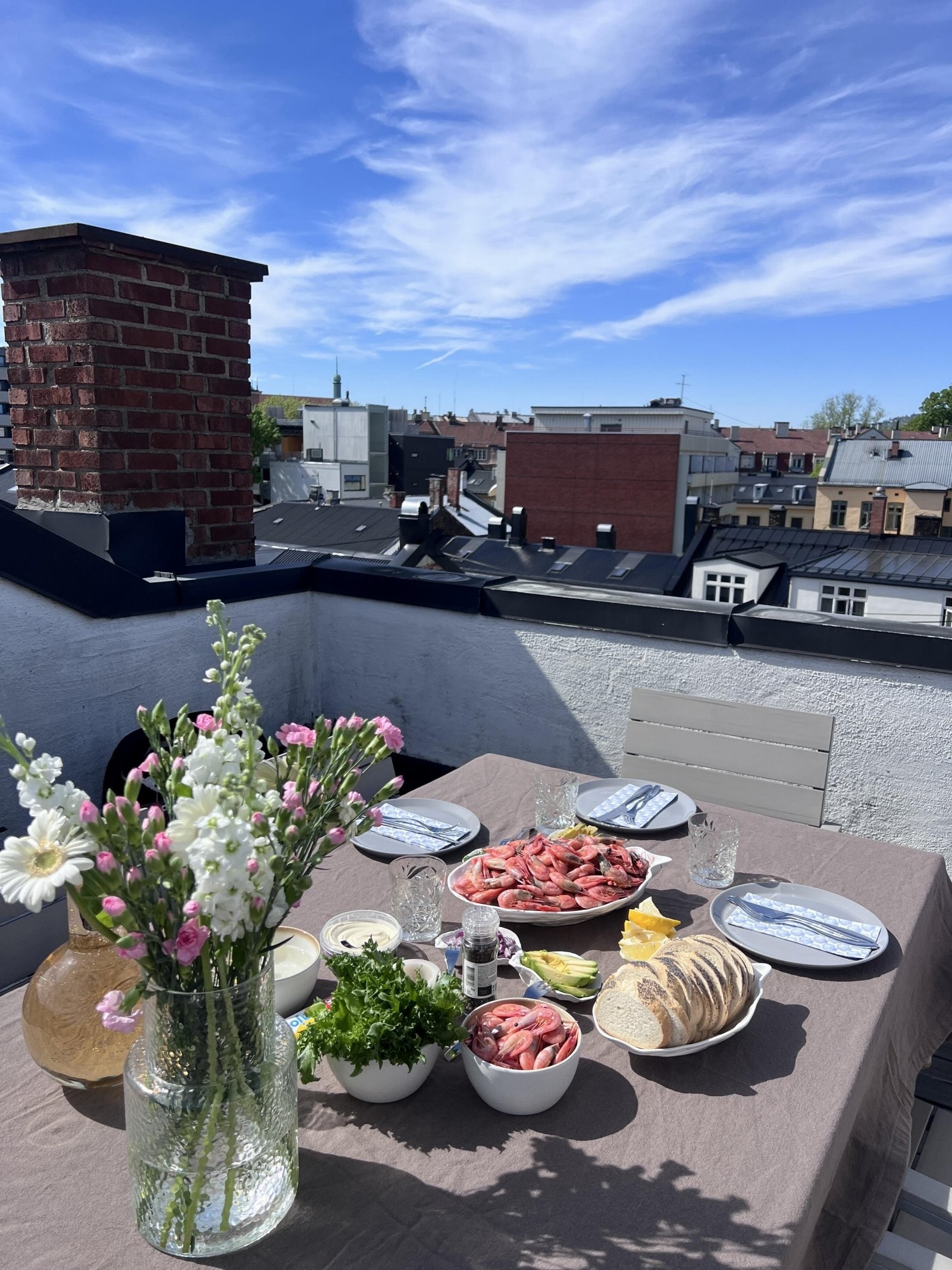På taket har man tilgang til en lekker takterrasse over to plan. Dette er selgers bilde tatt på sommeren. Galleribilde
