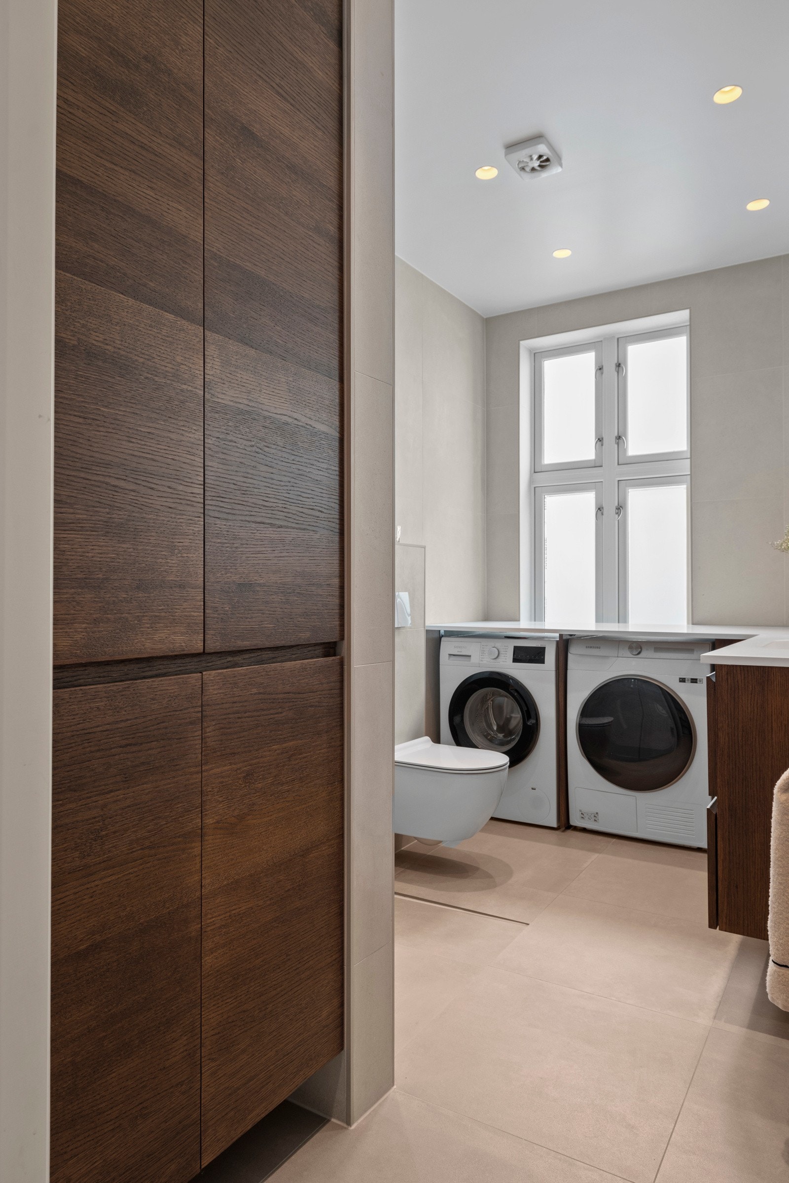 I det spesiallagde høyskapet på badet er det god plass og det er også montert integrert skittentøyskurv. Galleribilde