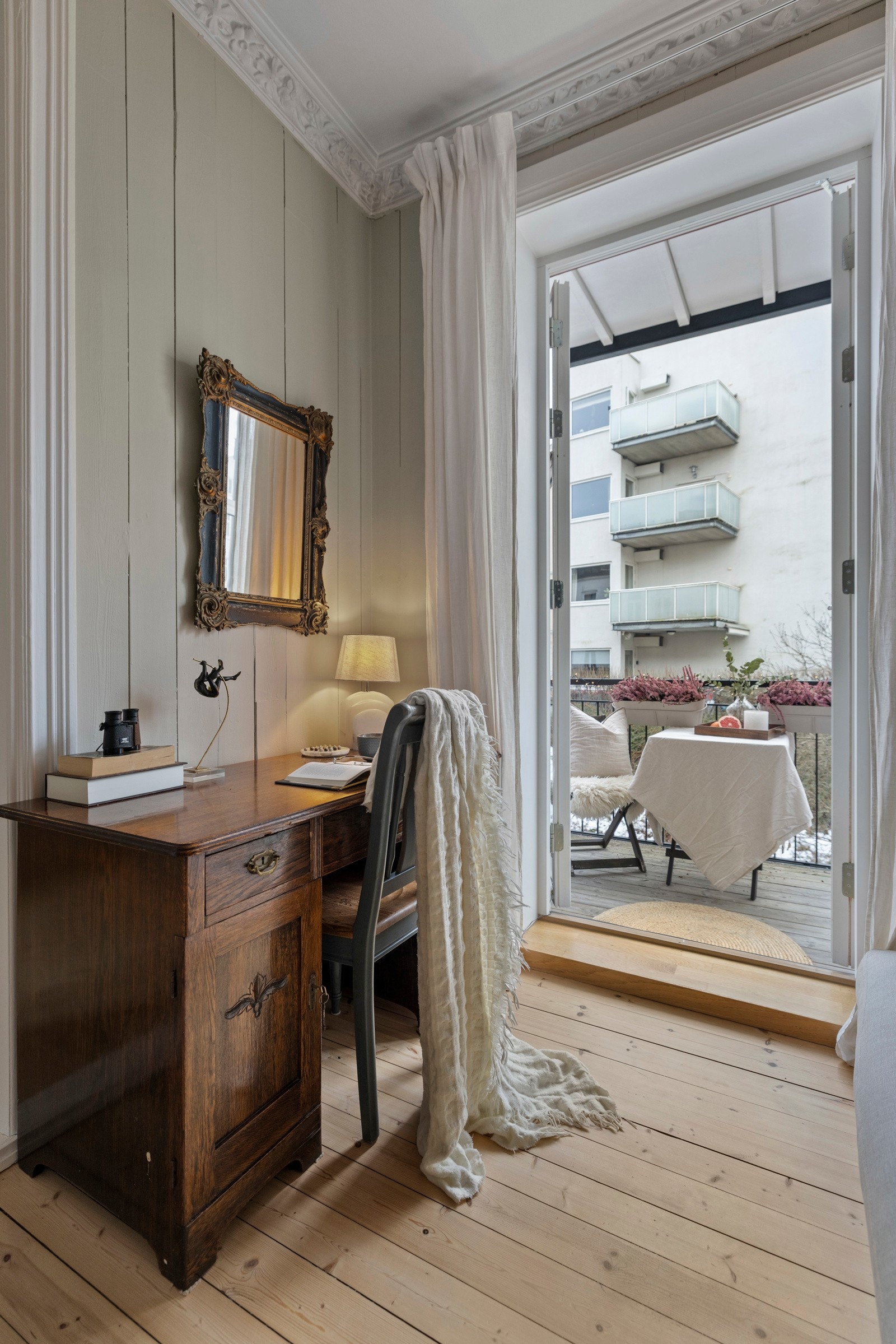 Fra stuen er det utgang til en koselig balkong som vender inn mot rolig bakgård. Her er det gode solforhold. Galleribilde