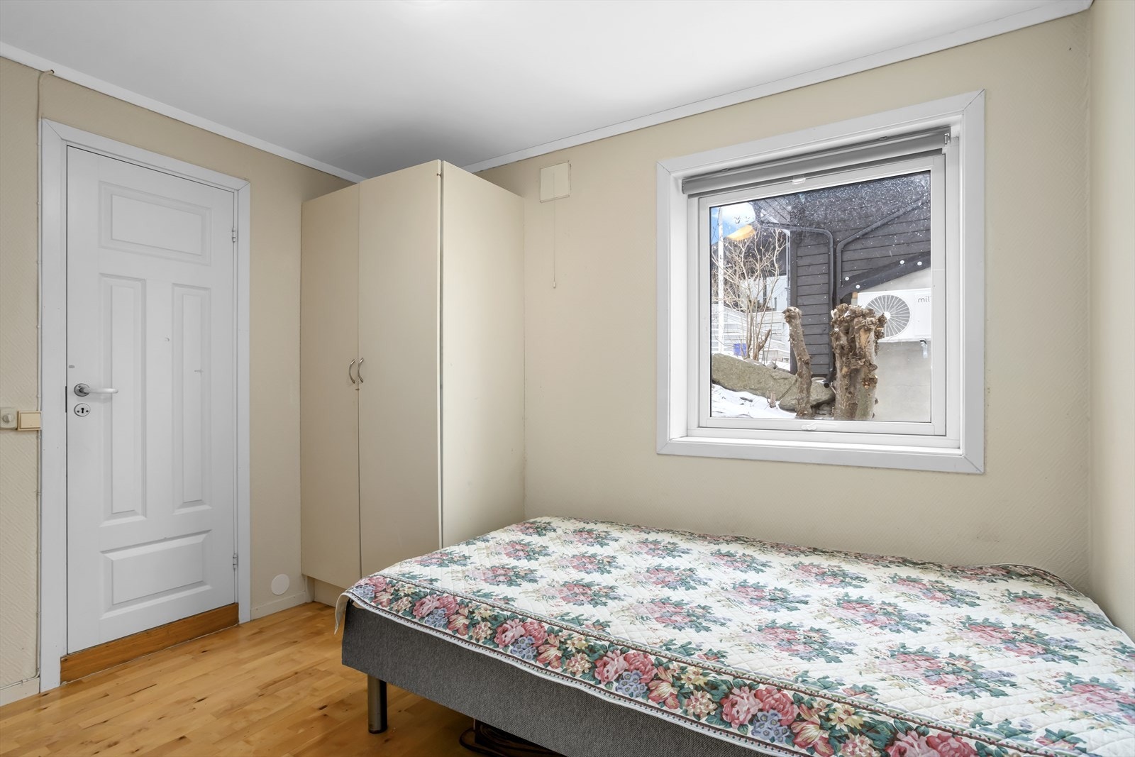 Soverommet i underetasjen har plass til seng, nattbord og enkel møblering for oppbevaring Galleribilde