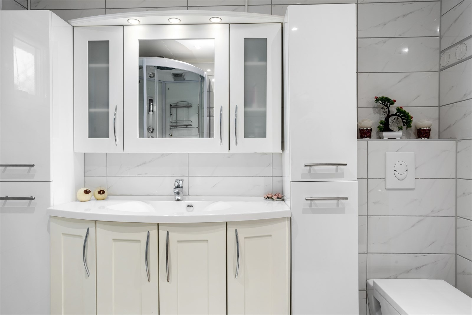 Overflatene gir rommet en tidløs og behagelig helhet. Gulvet har elektriske varmekabler som bidrar til god komfort i hverdagen Galleribilde