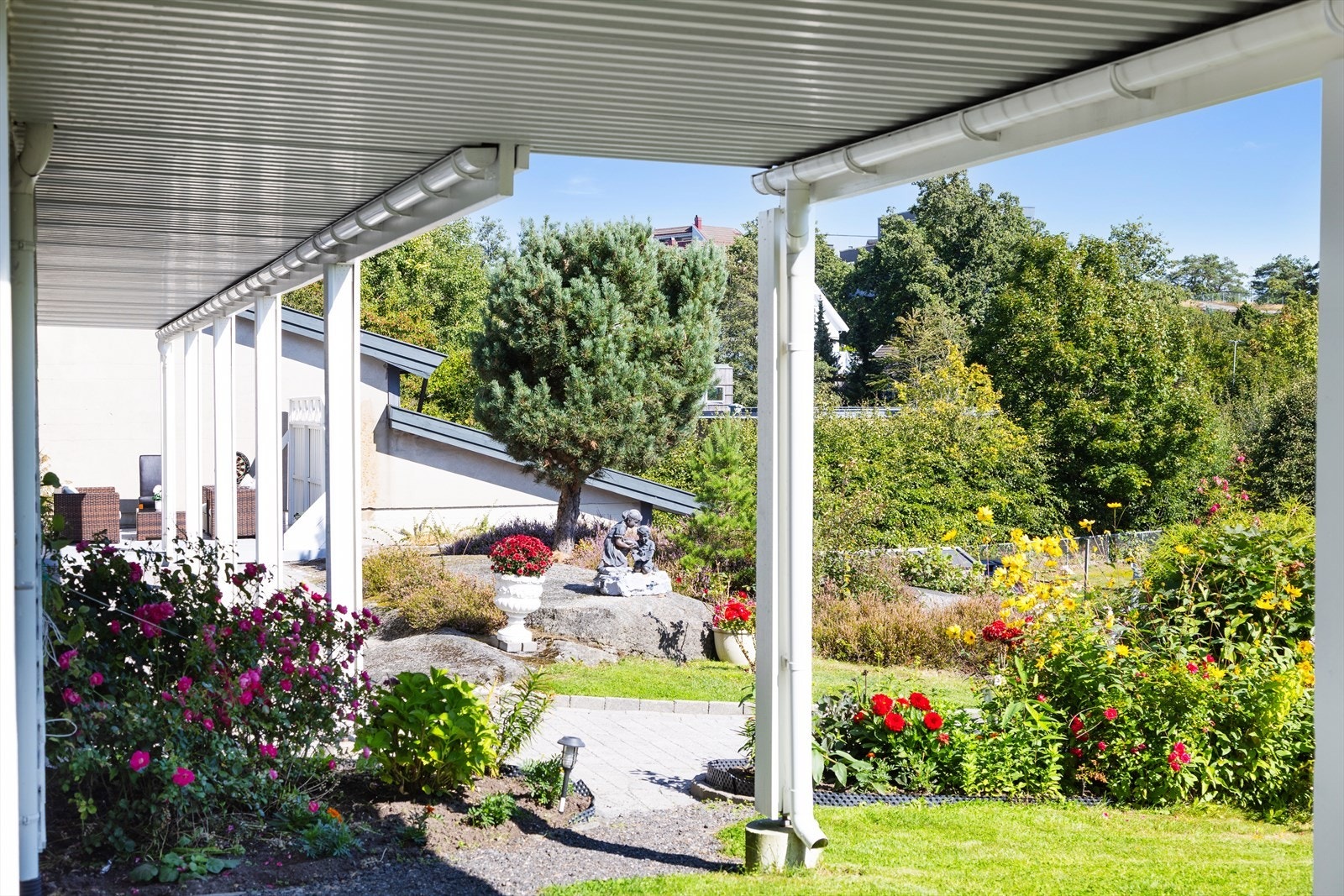 Til venstre i bildet kan du skimte terrassen som leietaker har disponert Galleribilde