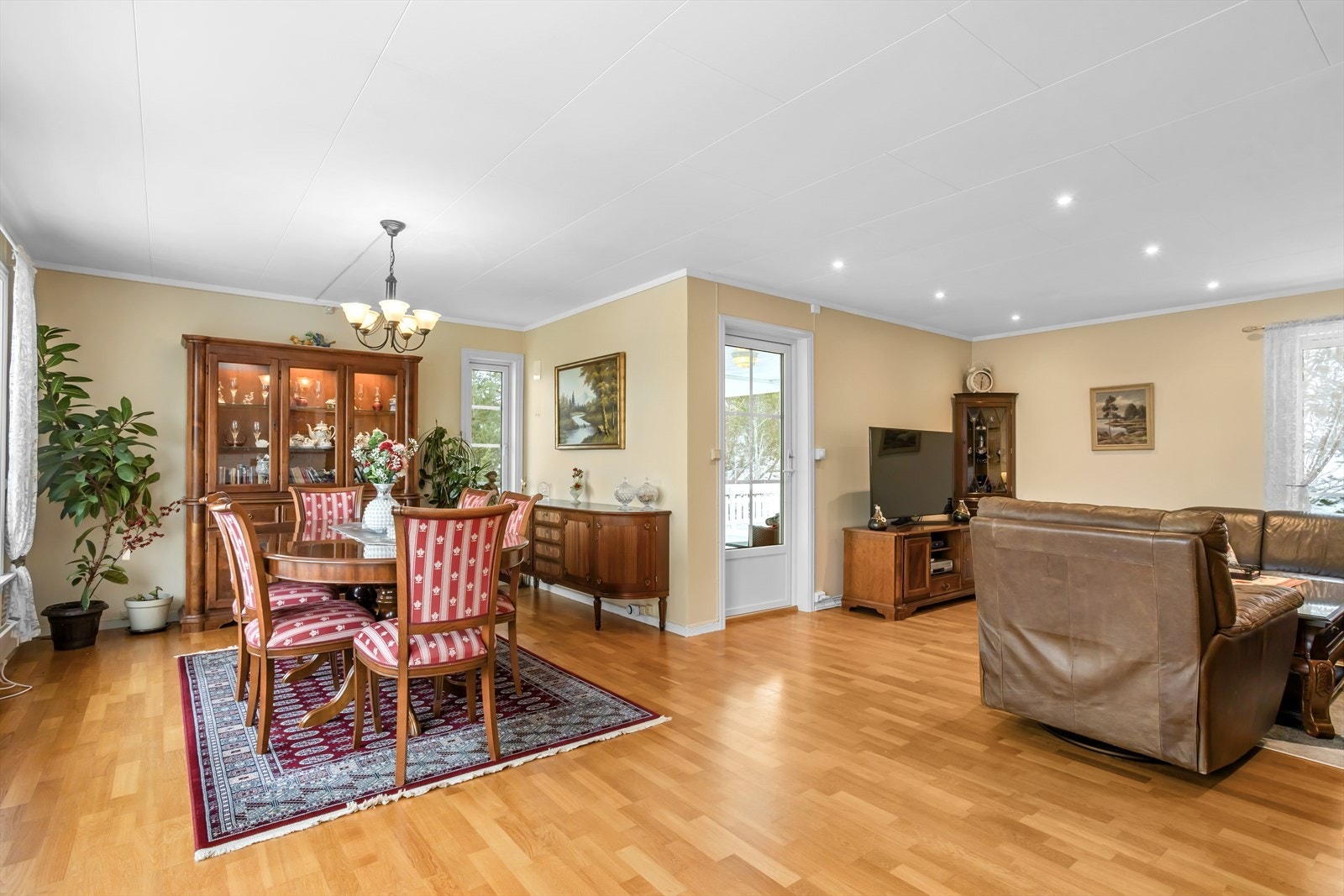 Her har man god plass til sofagruppe og spisebord i hver sine naturlige soner Galleribilde