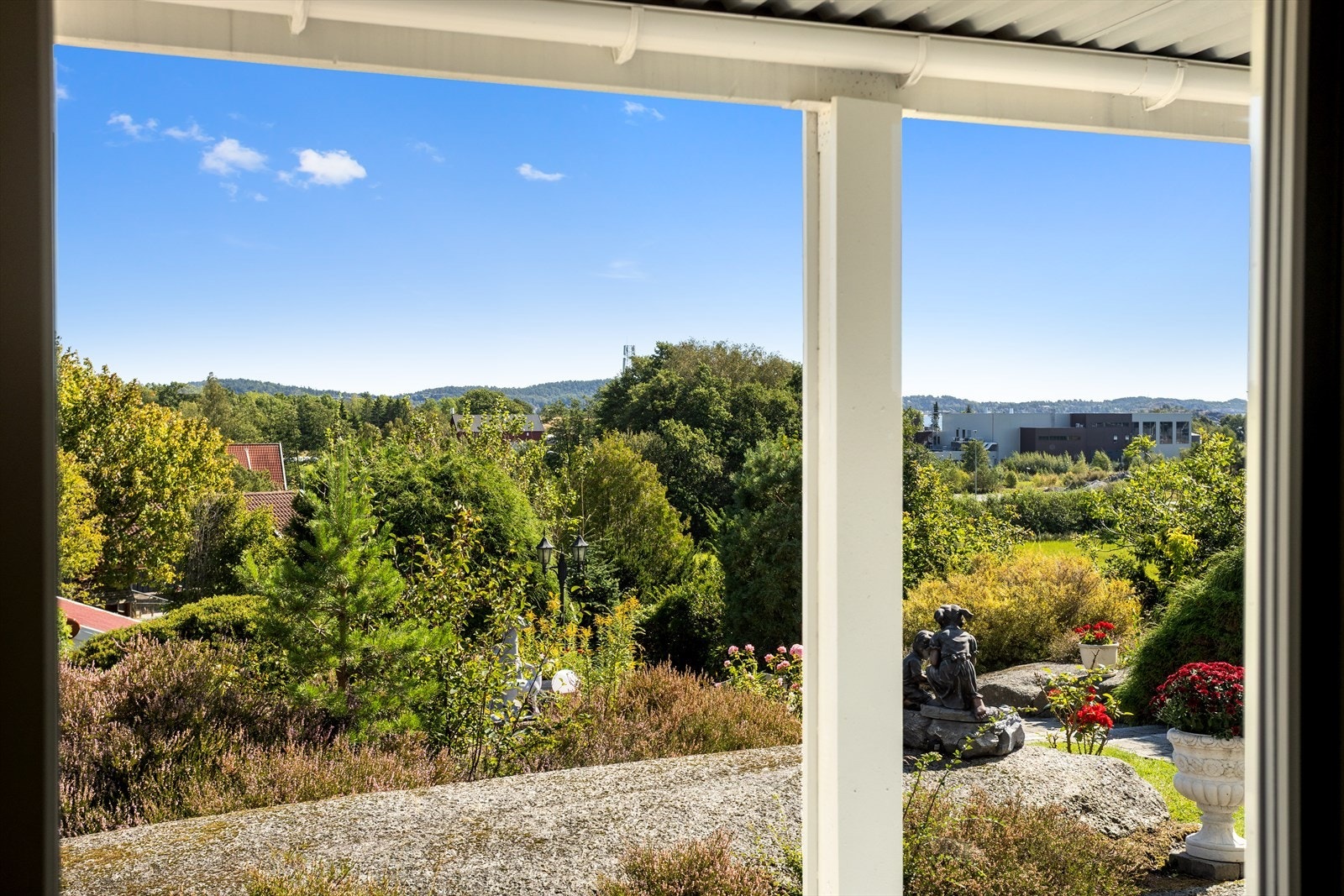 Utsikt fra stuen i underetasjen Galleribilde